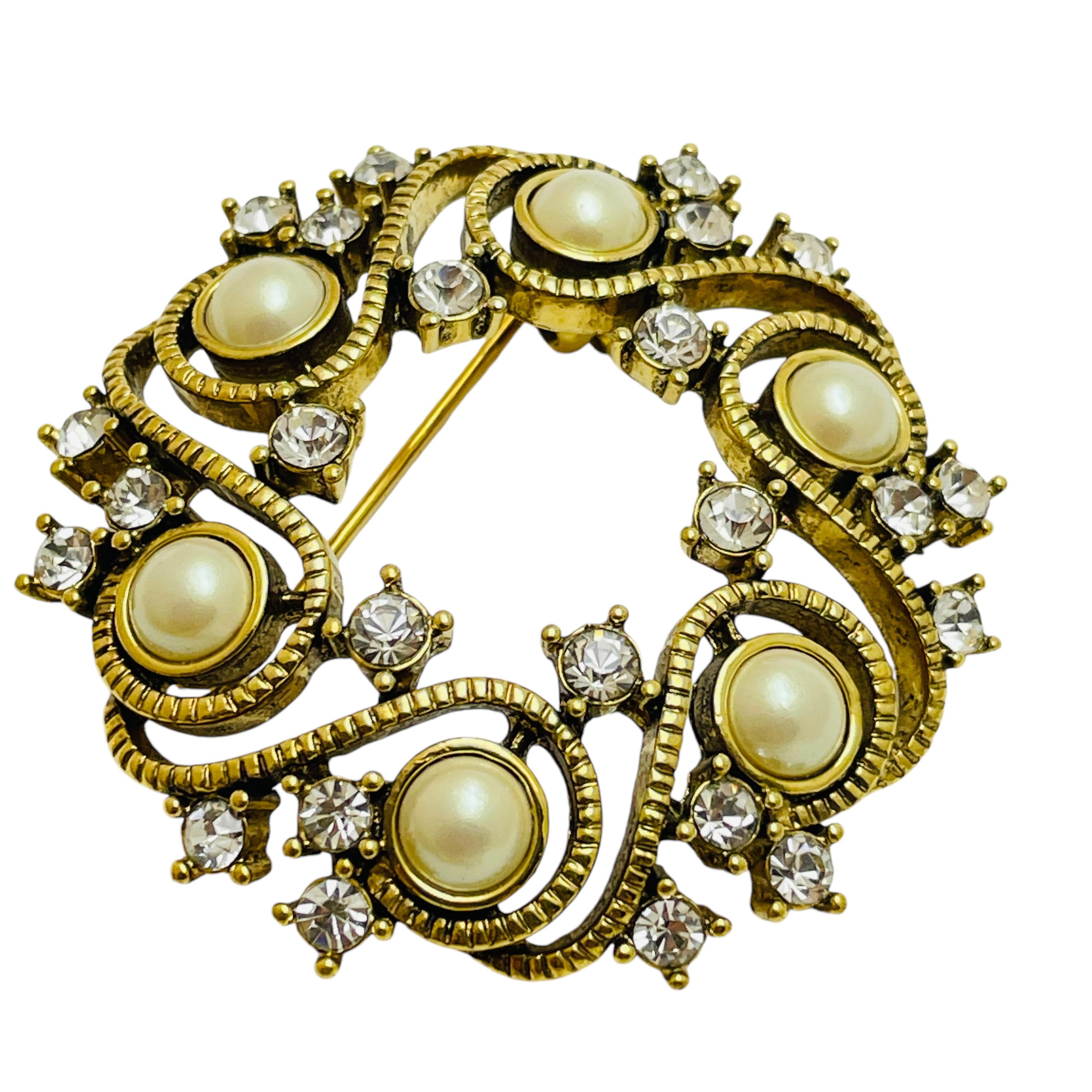 DETAILS

• signed MONET   

• gold tone with faux pearls and rhinestones

• vintage designer brooch

MEASUREMENTS  

• 

CONDITION

•  very good vintage condition with minimal signs of wear 

 Sku 47

❤️❤️  VINTAGE DESIGNER JEWELRY ❤️❤️

❤️❤️ 