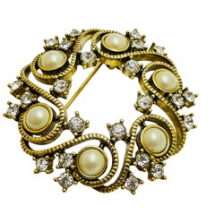 Vintage MONET gold tone pearls crystals designer brooch