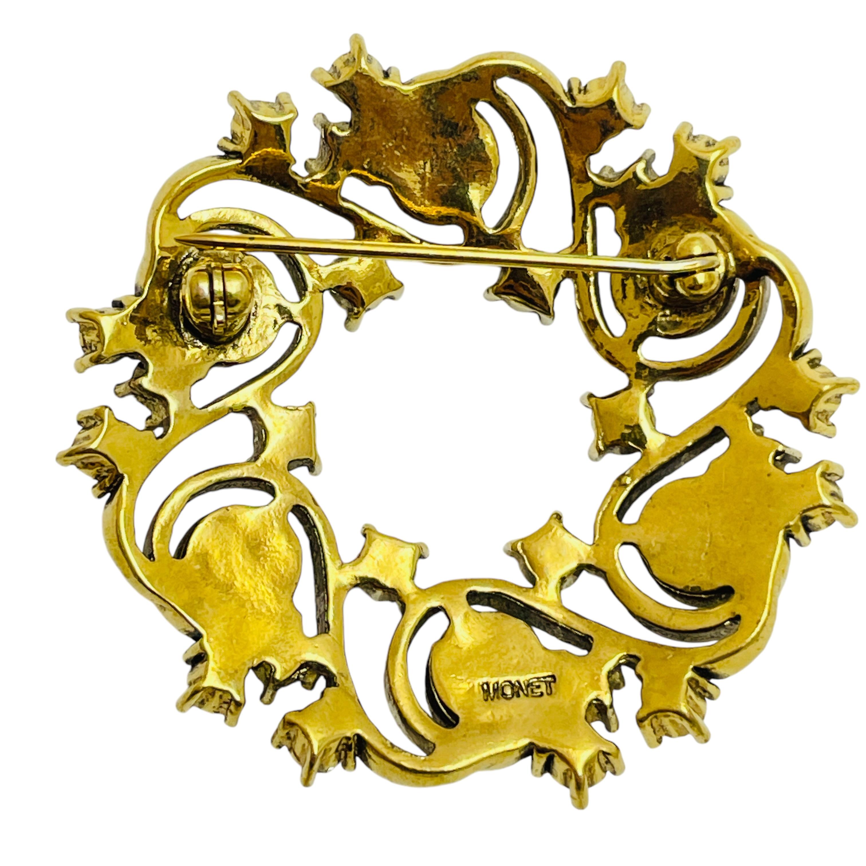 Vintage MONET gold tone pearls crystals designer brooch In Good Condition For Sale In Palos Hills, IL