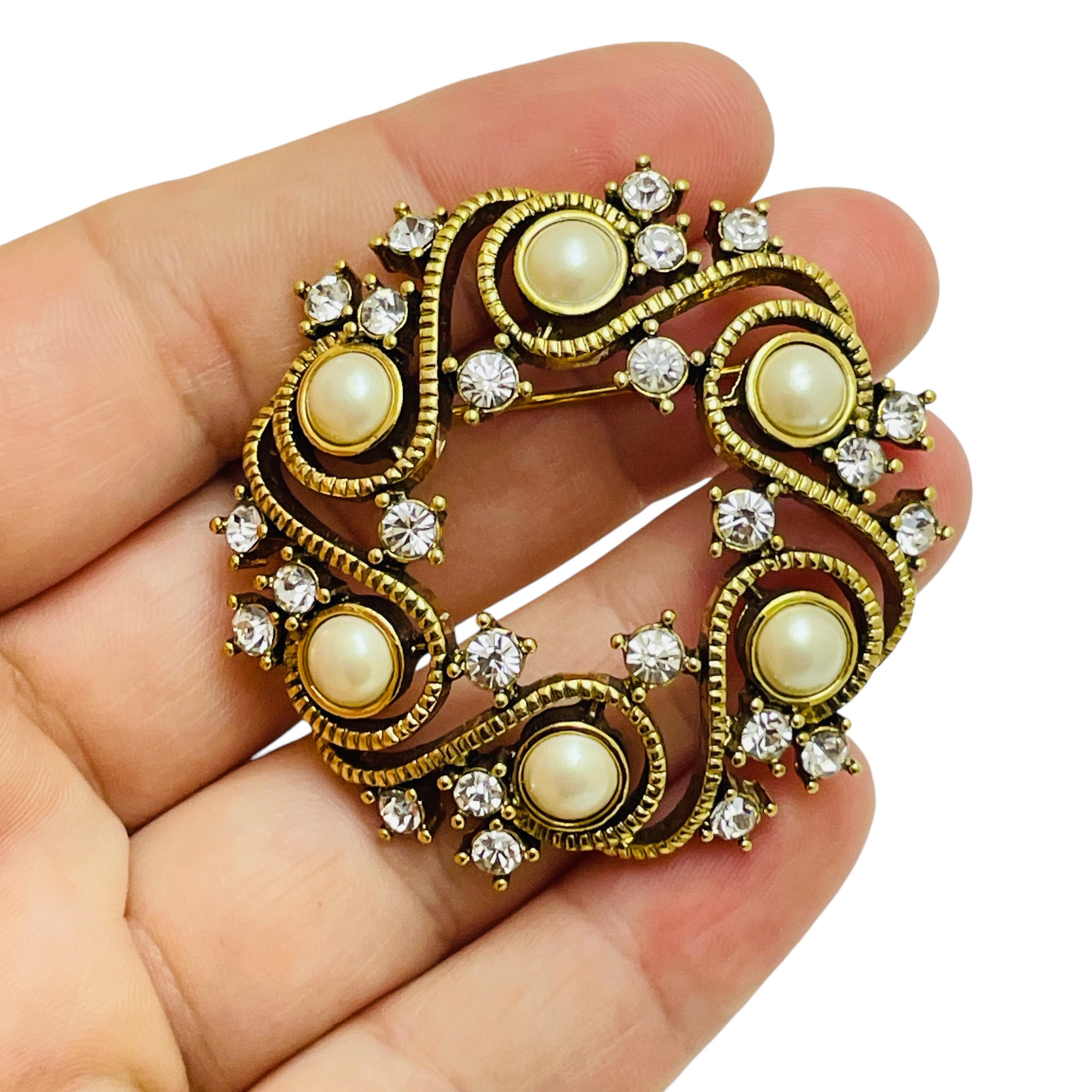 Women's Vintage MONET gold tone pearls crystals designer brooch For Sale