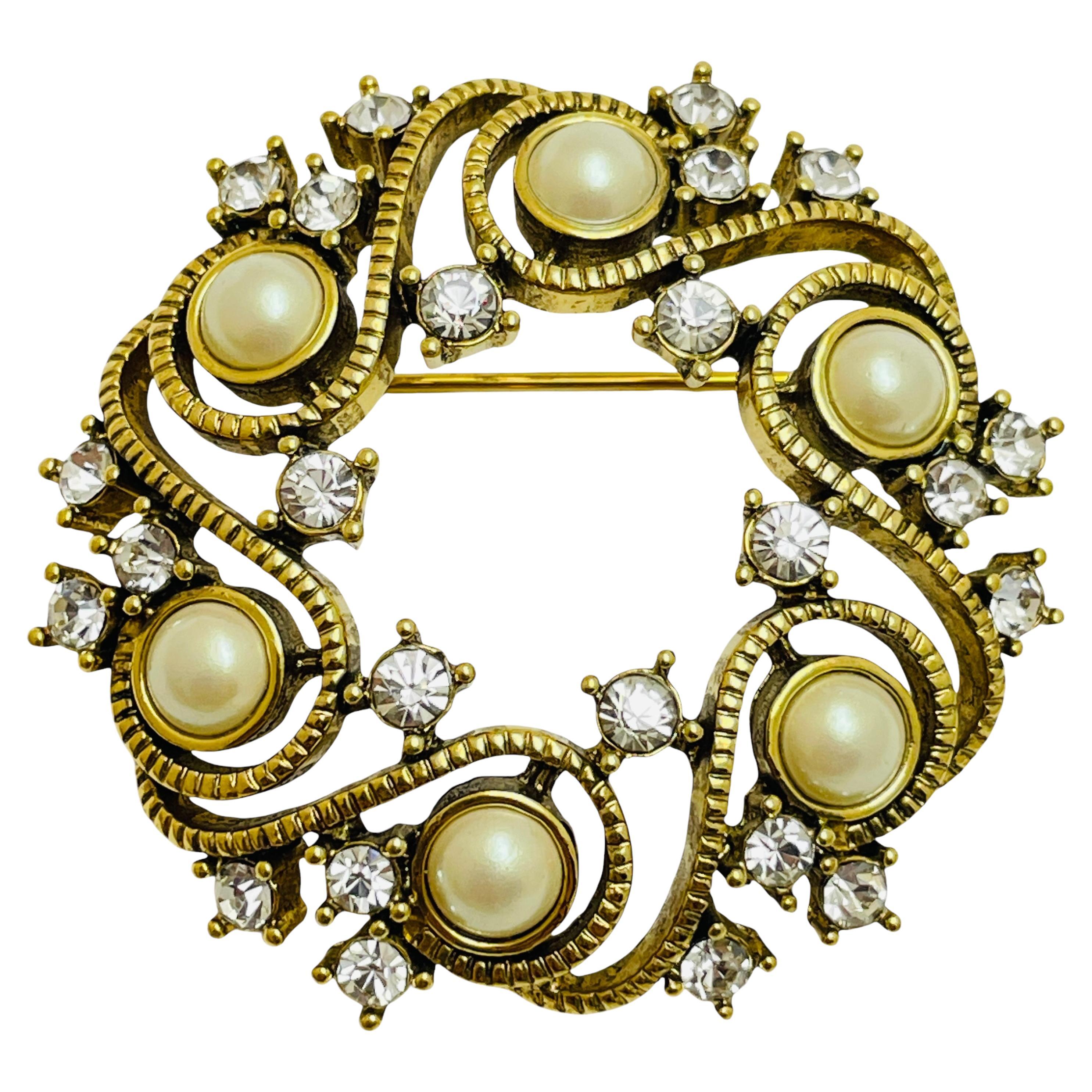 Vintage MONET gold tone pearls crystals designer brooch For Sale