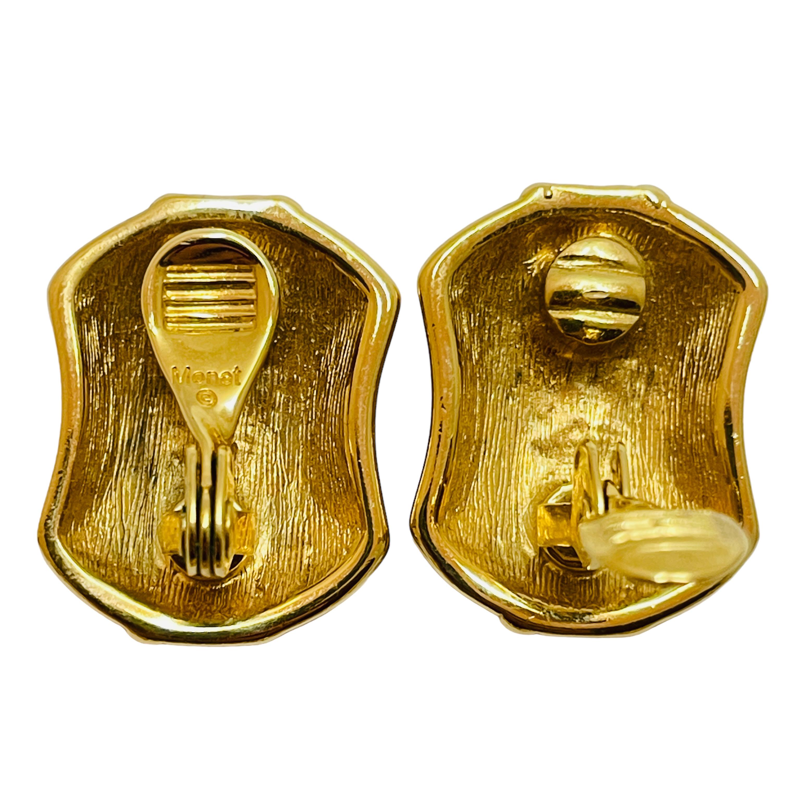 Vintage MONET gold clip on earrings In Excellent Condition In Palos Hills, IL