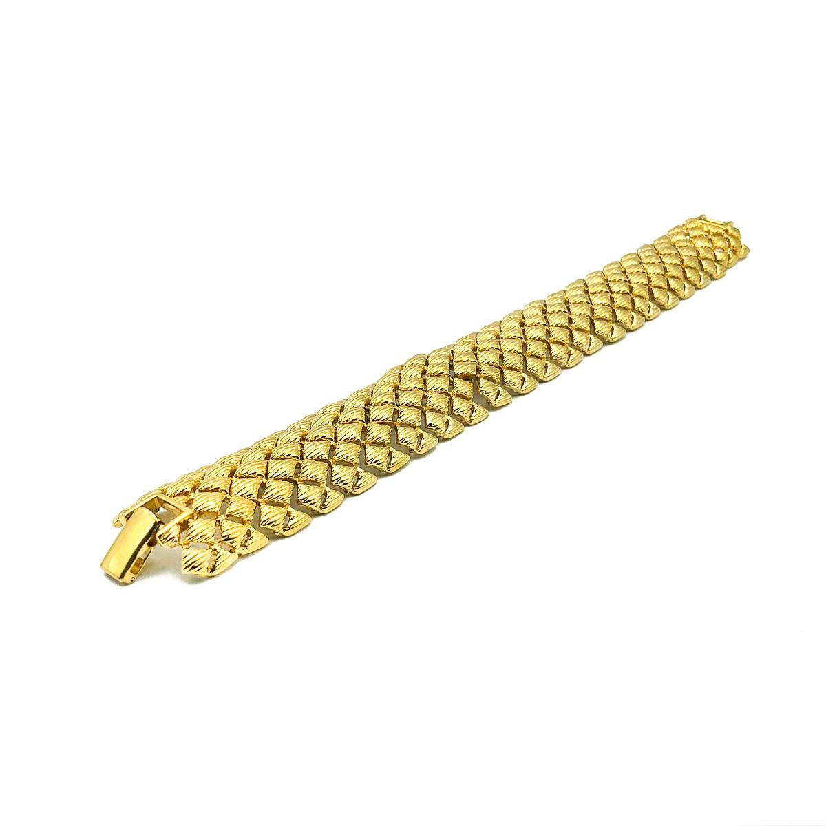 A striking Vintage Monet Weave Bracelet. Crafted in gold plated metal. In very good vintage condition. Signed. Approx. 20cms. This one will prove itself as a timeless style classic. 

Established in 2016, this is a British brand that is already
