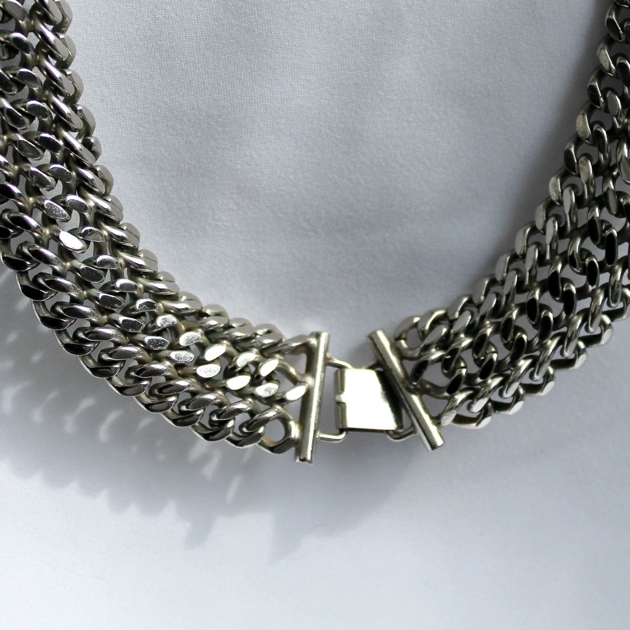 Vintage Monet Necklace in Silver plated Collar, 1980s

Introducing an incredible Vintage Monet 1980s Necklace, a fantastic silver-plated collar that exudes timelessness and quality. Monet, a renowned brand in the world of costume jewelry, has been