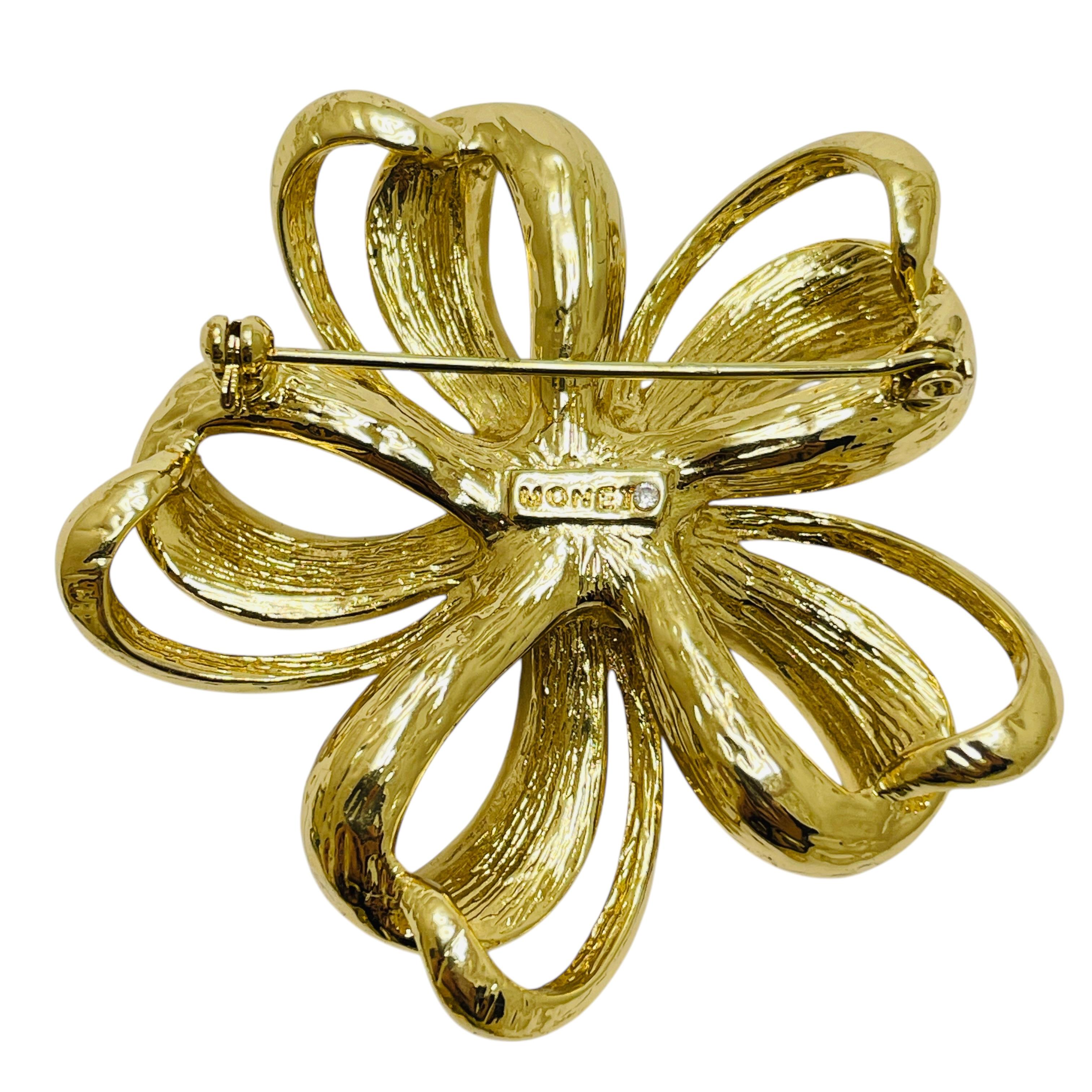 Vintage MONET signed flower gold tone rhinestones designer brooch In Good Condition For Sale In Palos Hills, IL