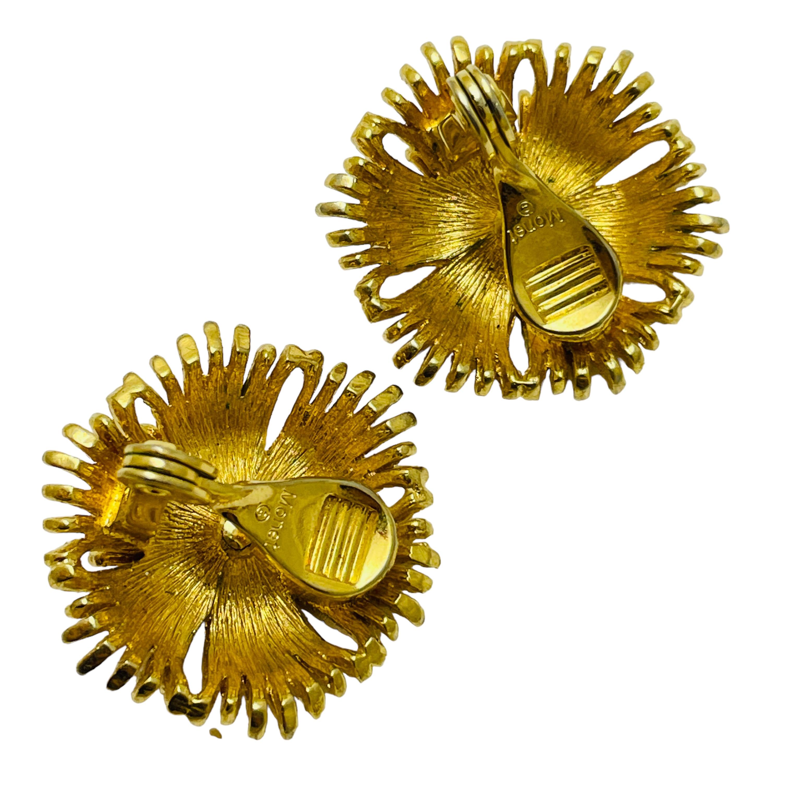 Vintage MONET signed gold designer clip on earrings In Good Condition For Sale In Palos Hills, IL