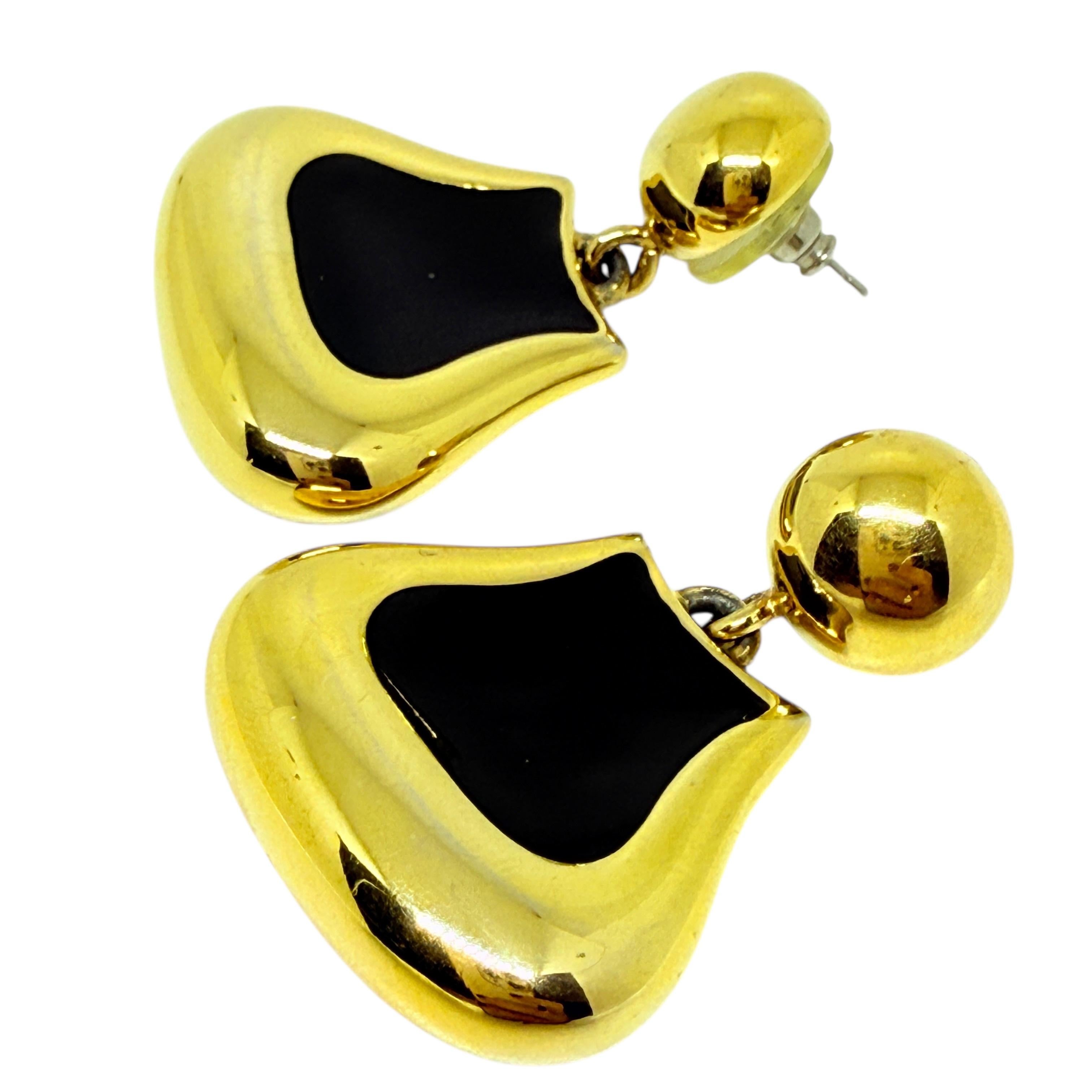 Orecchini pendenti firmati Monet d'epoca in smalto nero tono oro in vendita 2