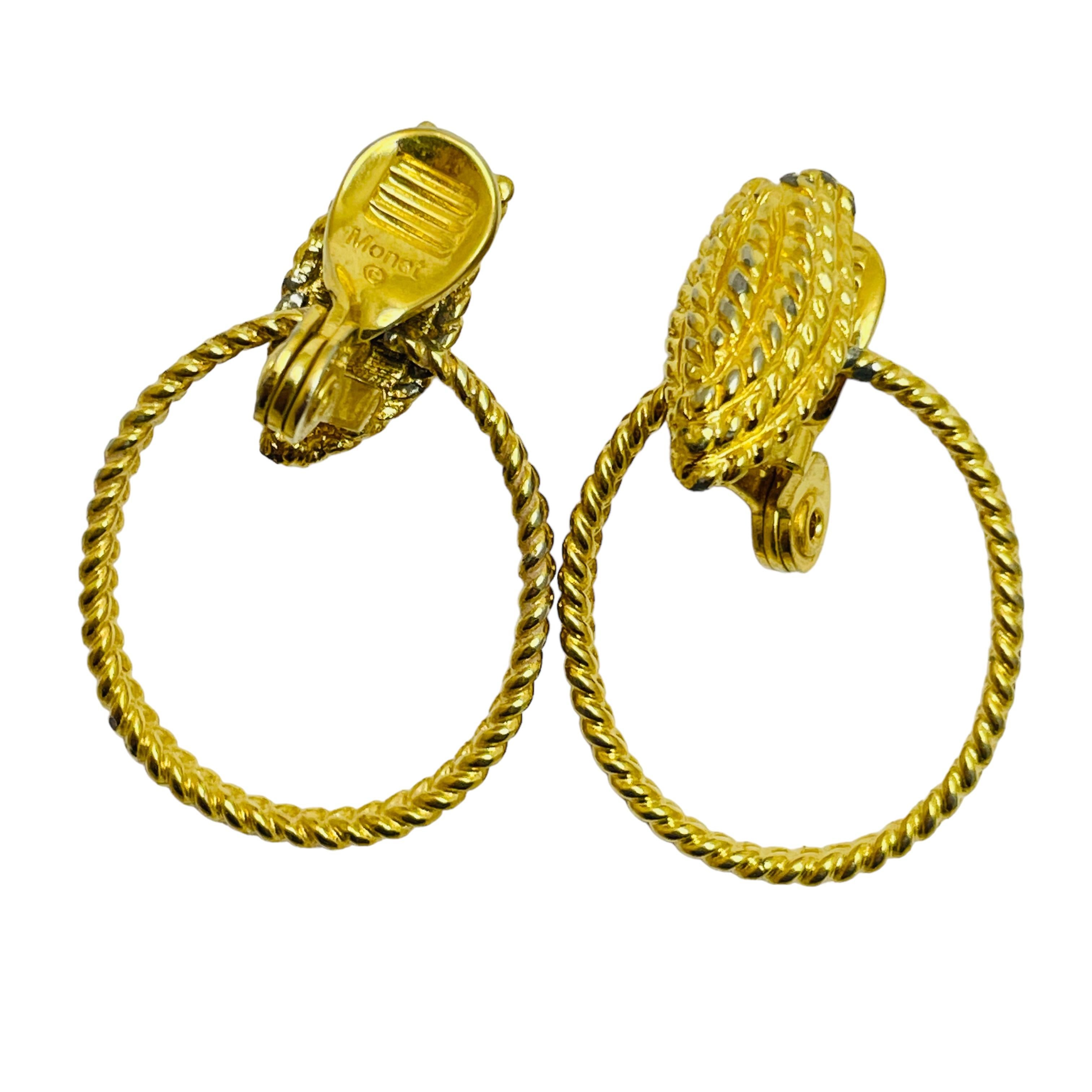 Vintage MONET signed gold tone door knocker designer earrings In Good Condition For Sale In Palos Hills, IL