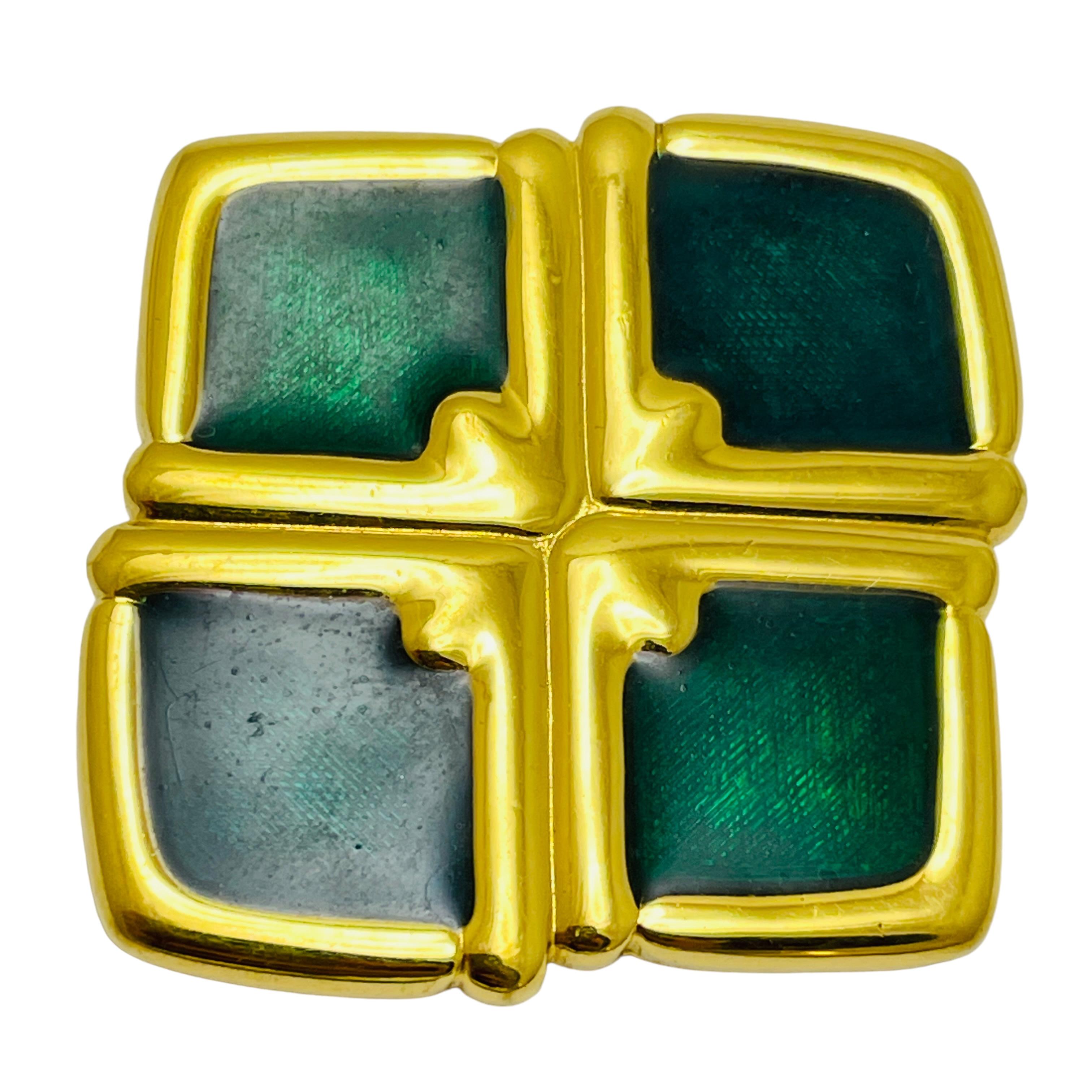 DETAILS

• signed MONET 

• gold tone with enamel

• vintage designer brooch

MEASUREMENTS  

• 

CONDITION

•  very good vintage condition with minimal signs of wear 

 Sku 46

❤️❤️  VINTAGE DESIGNER JEWELRY ❤️❤️

❤️❤️  ALEXANDER’S BOUTIQUE  ❤️❤️