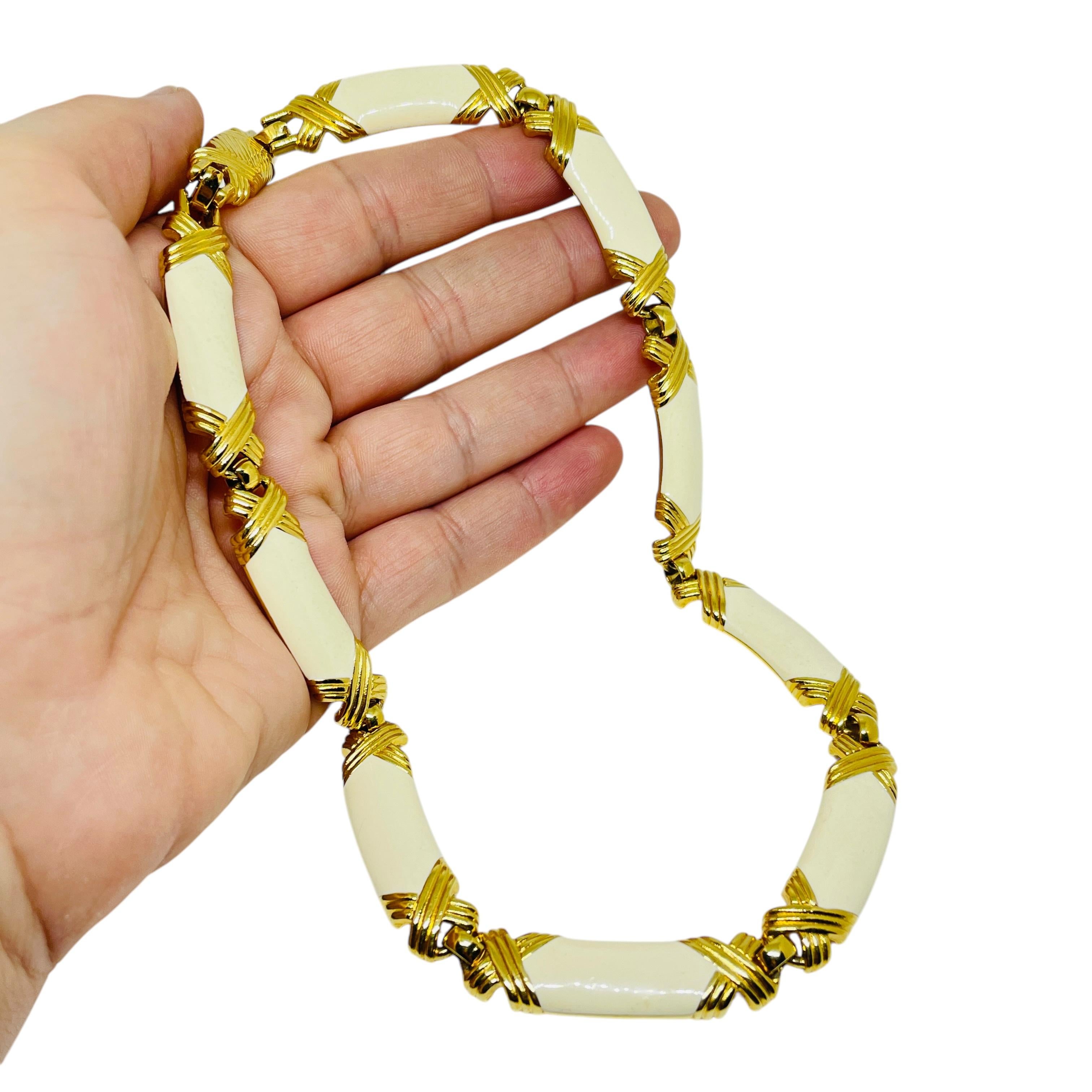 Collana girocollo firmata Monet d'epoca con smalti dorati in vendita 1