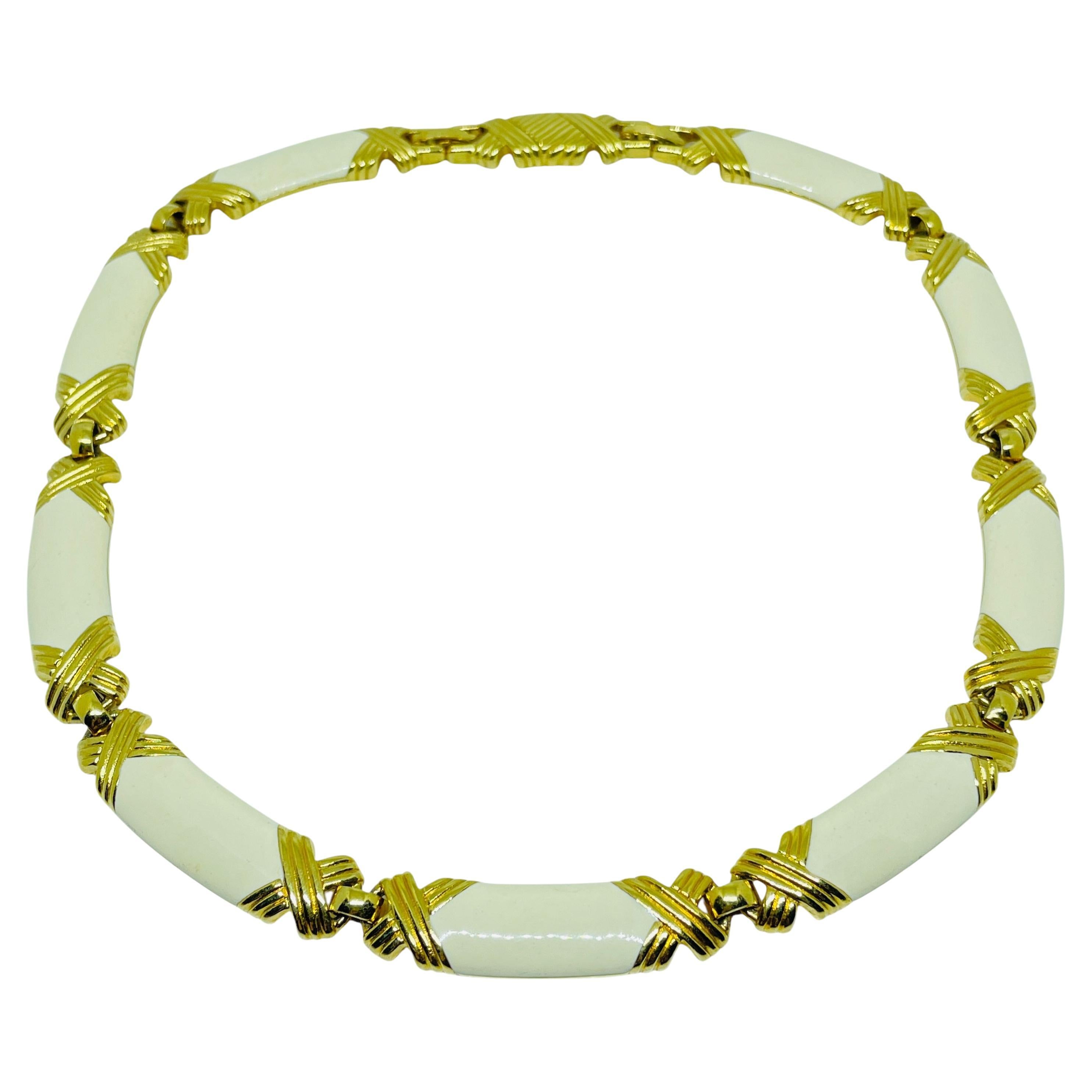 Collier ras de cou vintage signé MONET en émail doré.