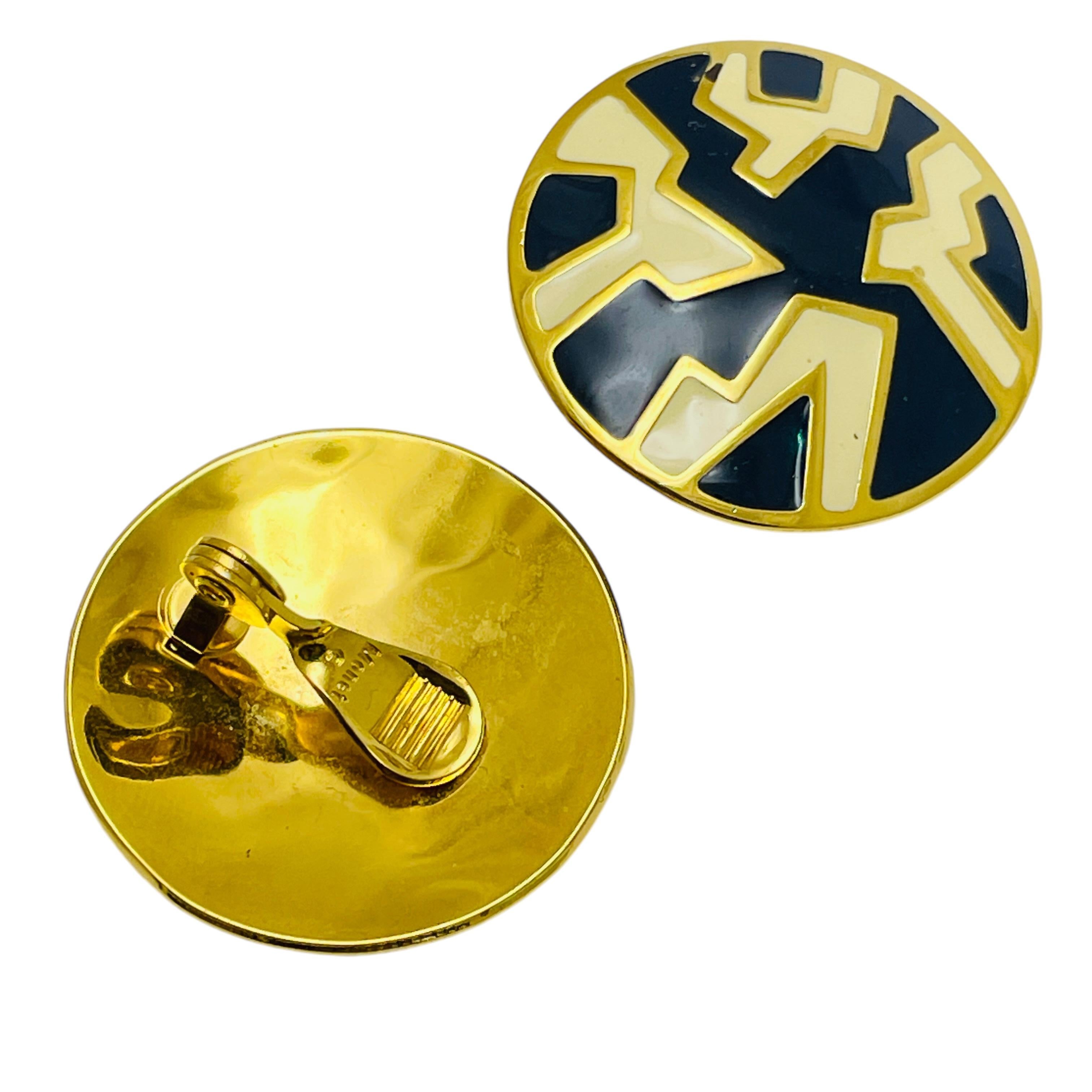 Vintage MONET signed gold tone enamel modernist designer clip on earrings In Good Condition For Sale In Palos Hills, IL