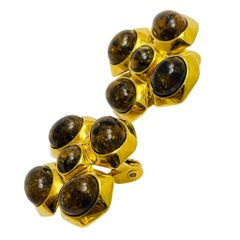 Orecchini a clip d'epoca Monet, firmati in oro, con croce maltese, firmati dalla stilista