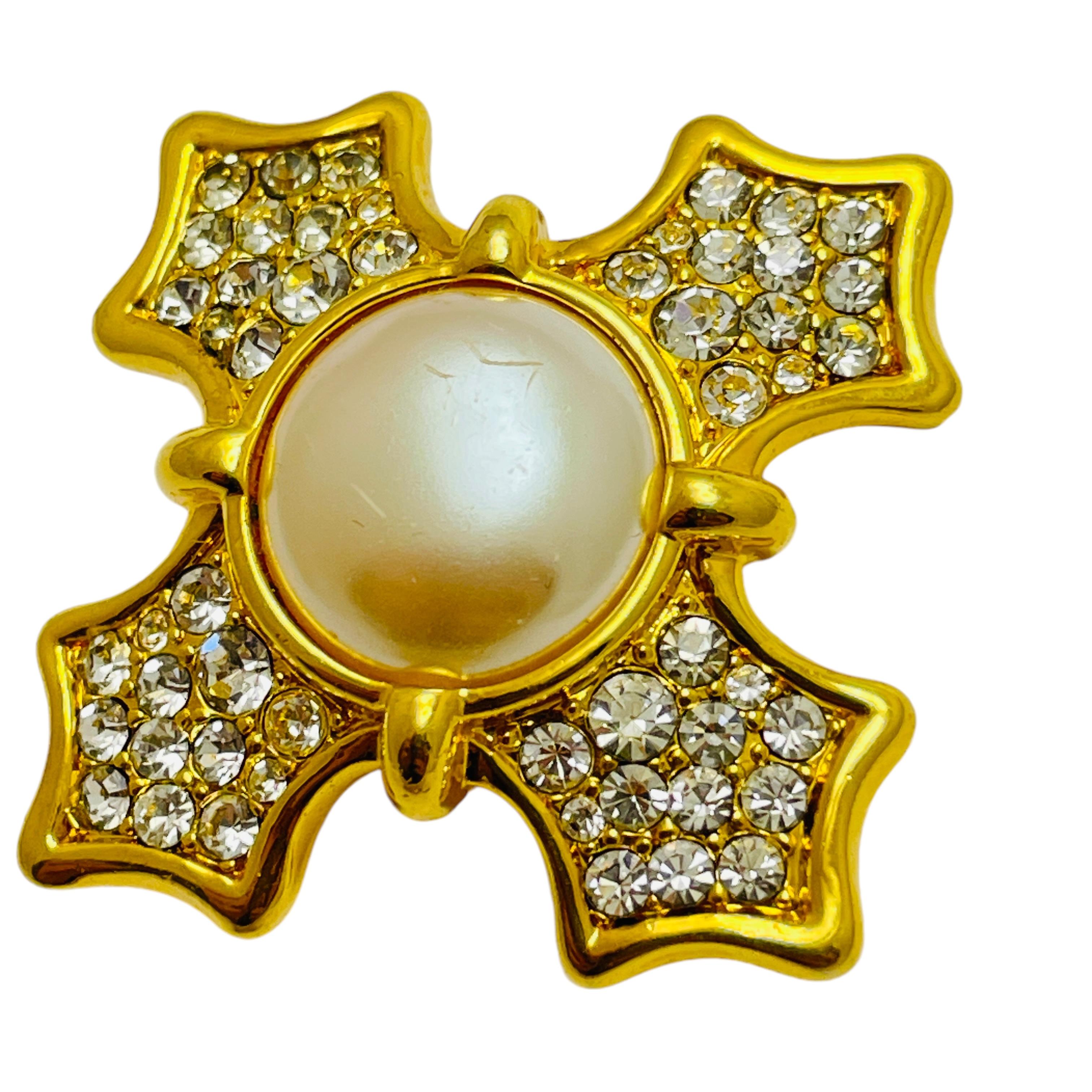 DETAILS

• signed MONET 

• gold tone with rhinestones and faux pearl

• vintage designer brooch

MEASUREMENTS  

• 

CONDITION

•  good vintage condition with some signs of wear / some scratches on pearl

 Sku 47

❤️❤️  VINTAGE DESIGNER JEWELRY