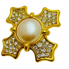 Broche vintage signée MONET, couleur or, perles, strass et croix de Malte