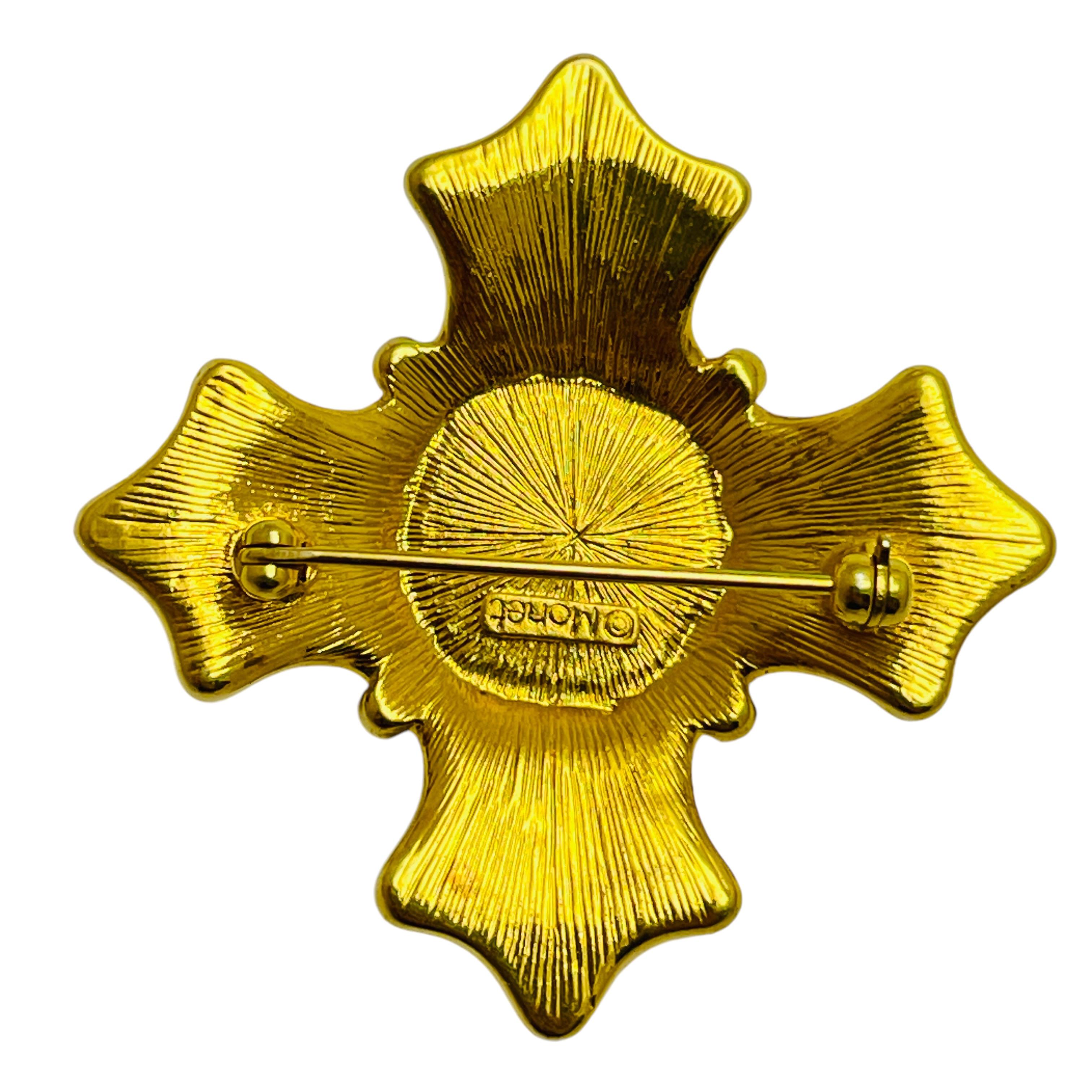 Vintage MONET signed gold tone pearl rhinestones maltese cross designer brooch In Good Condition For Sale In Palos Hills, IL