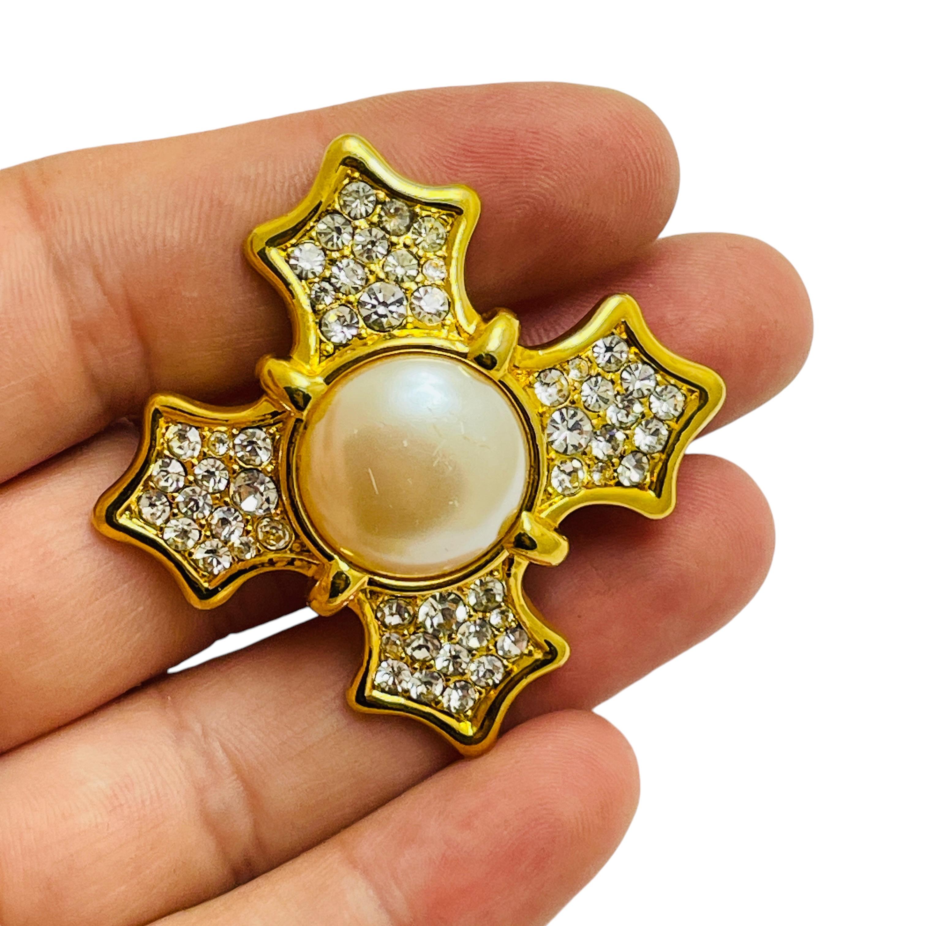 Women's Vintage MONET signed gold tone pearl rhinestones maltese cross designer brooch For Sale