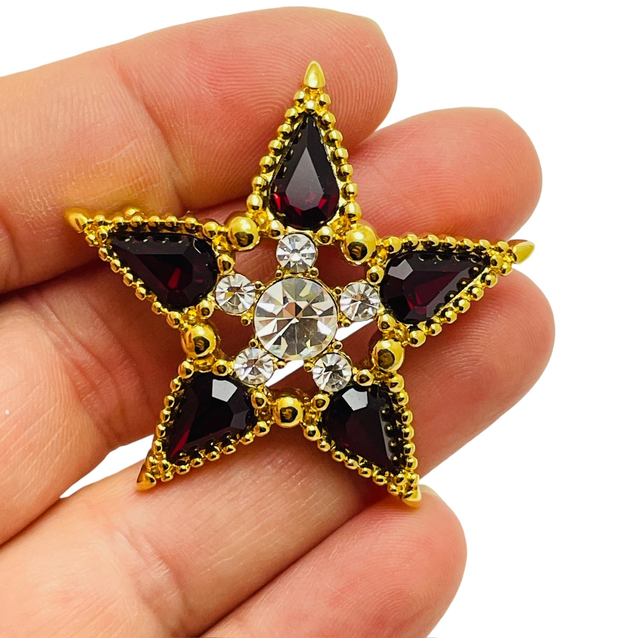 Broche étoile de créateur vintage MONET signée, couleur or et strass rouge Pour femmes en vente