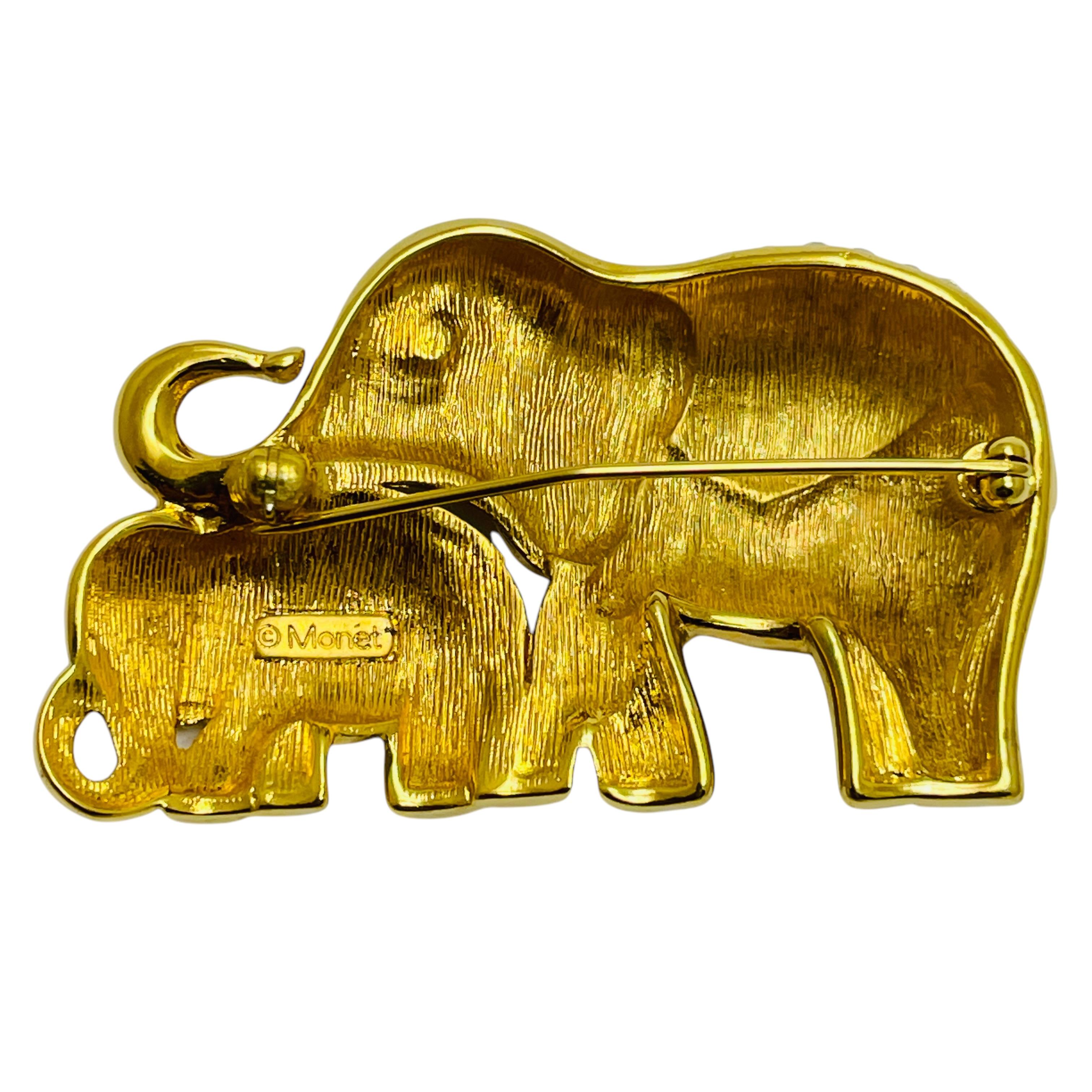 Broche éléphant designer signée MONET, couleur or, émail et strass Bon état - En vente à Palos Hills, IL