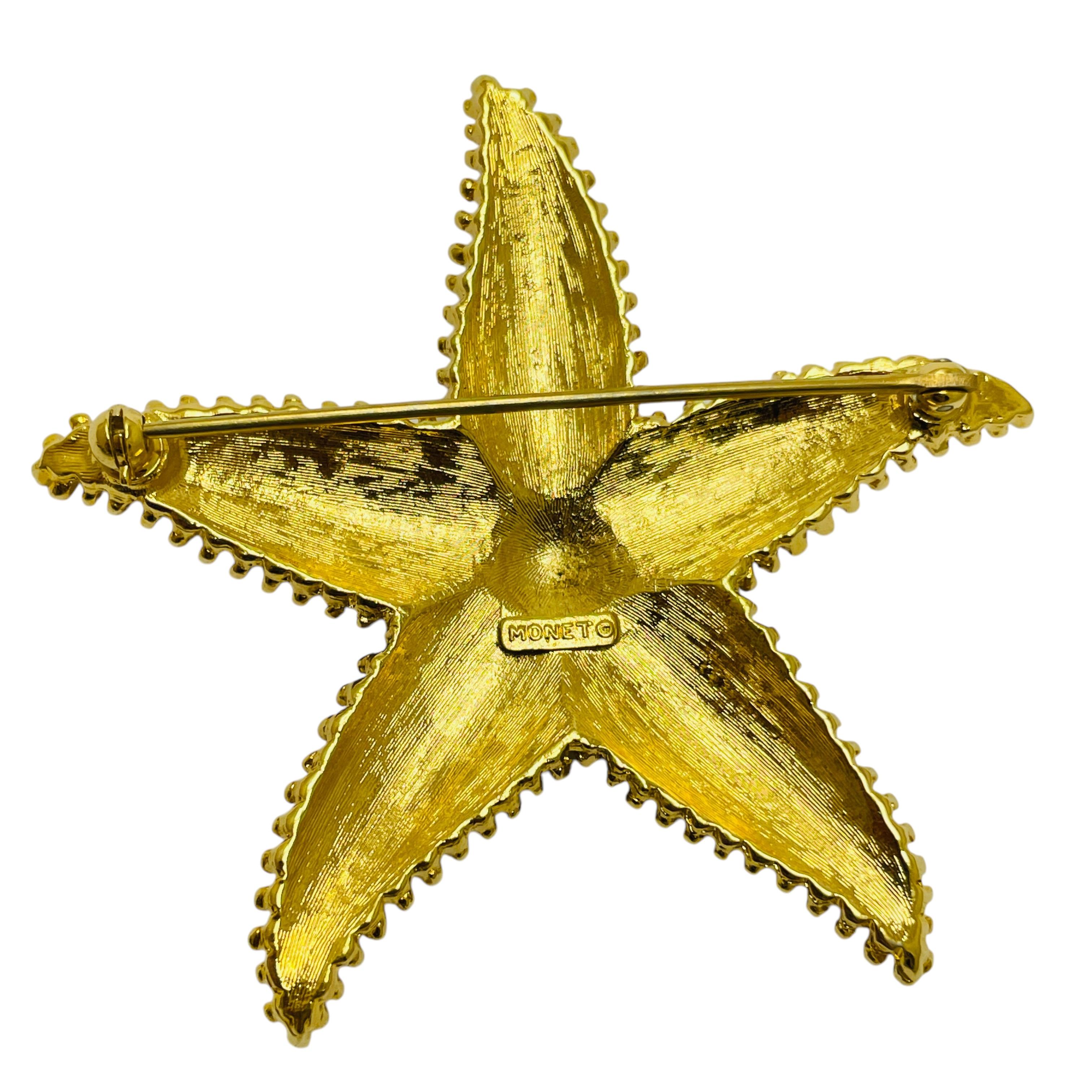 Vintage MONET signed gold tone starfish textured designer brooch In Good Condition For Sale In Palos Hills, IL