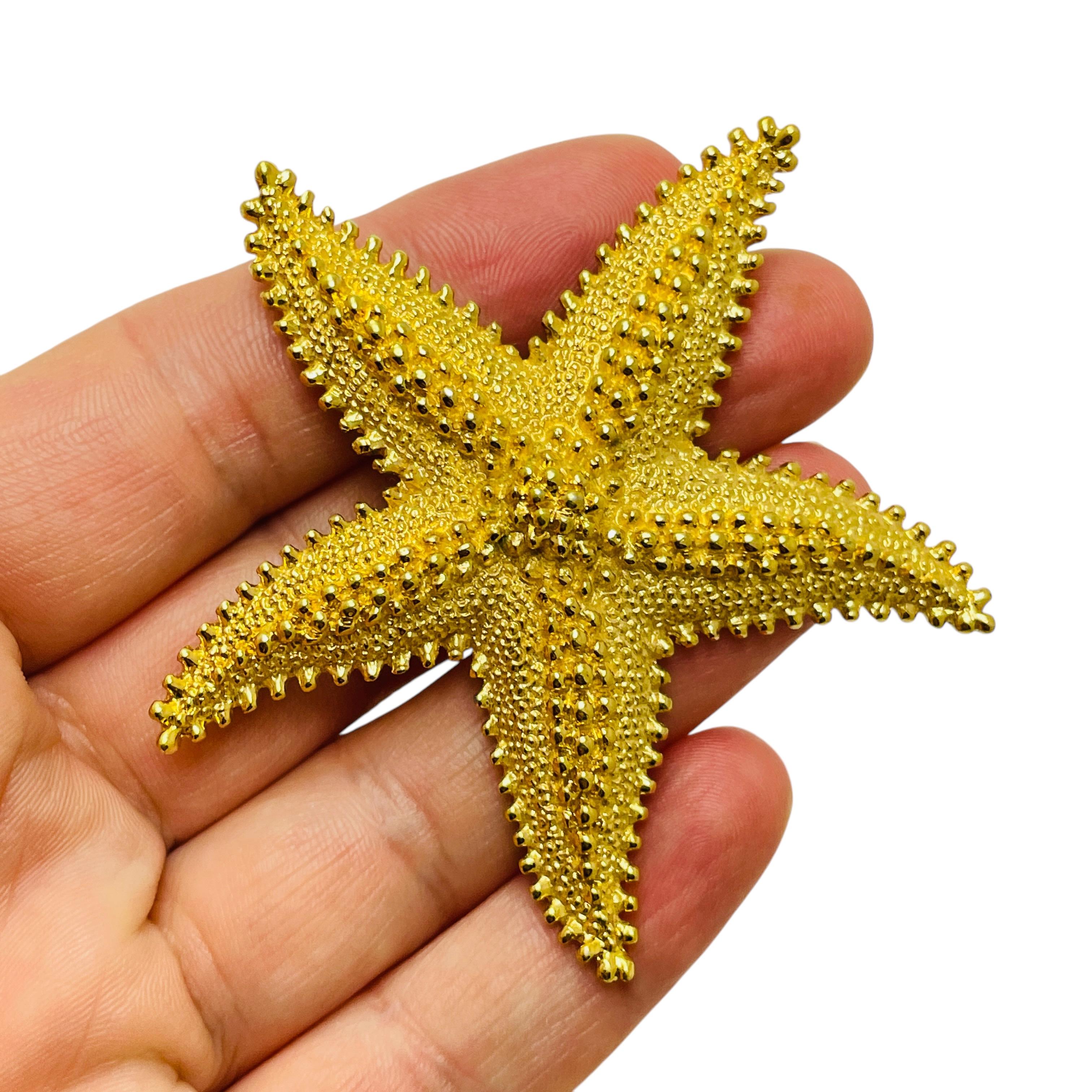 Women's Vintage MONET signed gold tone starfish textured designer brooch For Sale