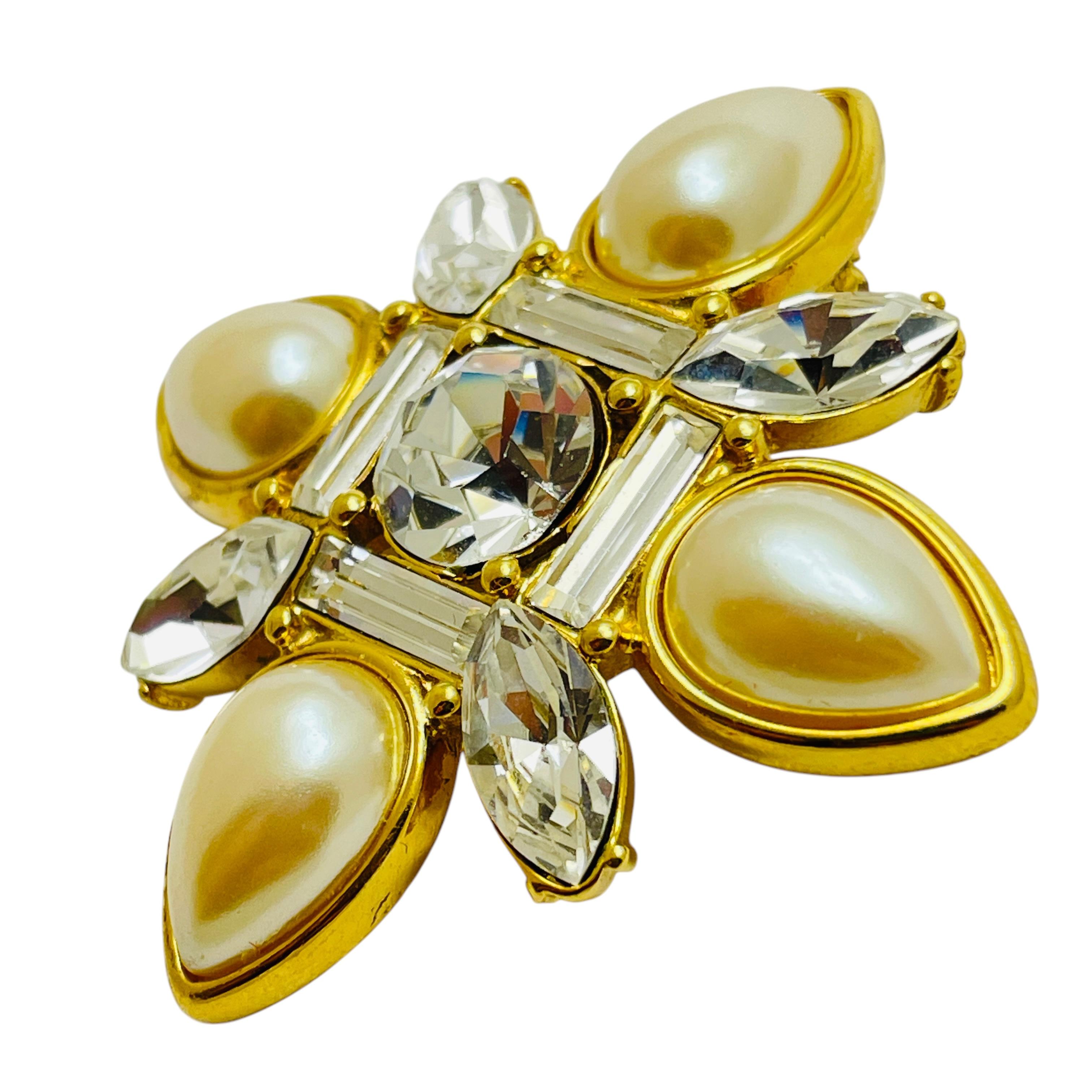 DETALLES

- firmado MONET 

- tono dorado con strass y perlas de imitación

- broche vintage de diseño

MEDIDAS  

- 

CONDICIÓN

-  muy buen estado vintage con mínimos signos de desgaste 

 Código 49

❤️❤️  JOYAS DE DISEÑO VINTAGE ❤️❤️

❤️❤️ 