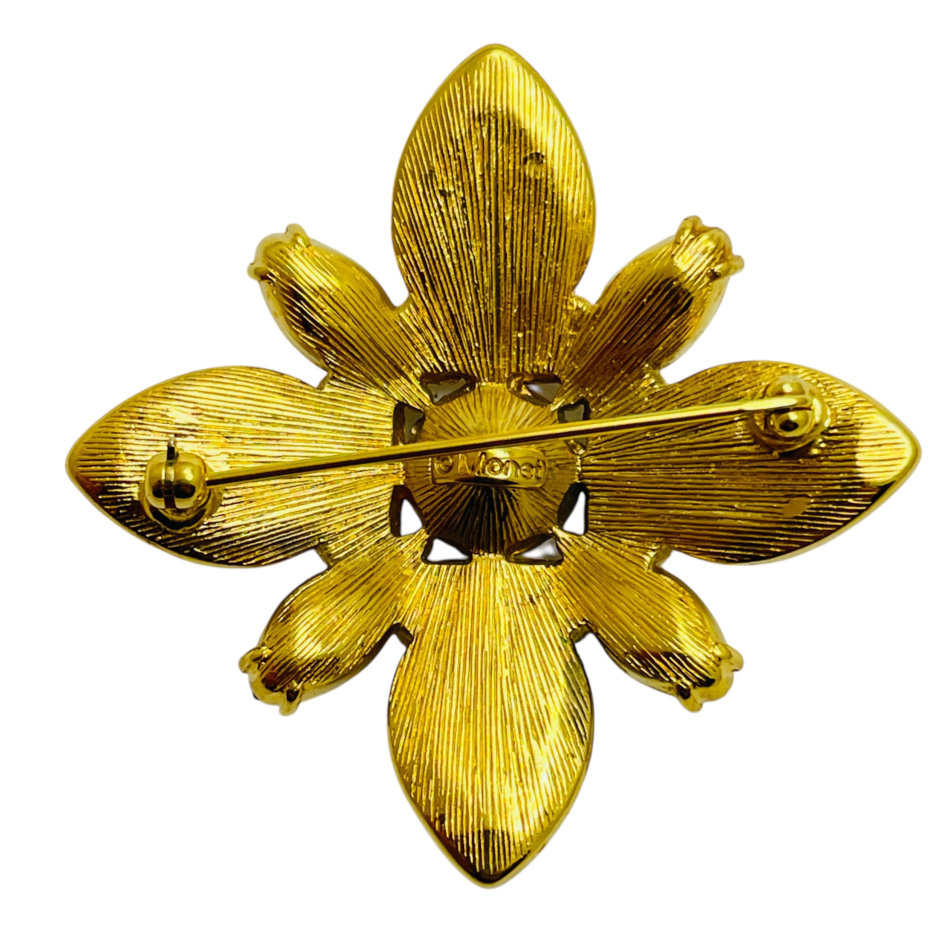 Vintage MONET firmado cruz de malta tono de oro perla de vidrio broche de diseño en Bueno estado para la venta en Palos Hills, IL