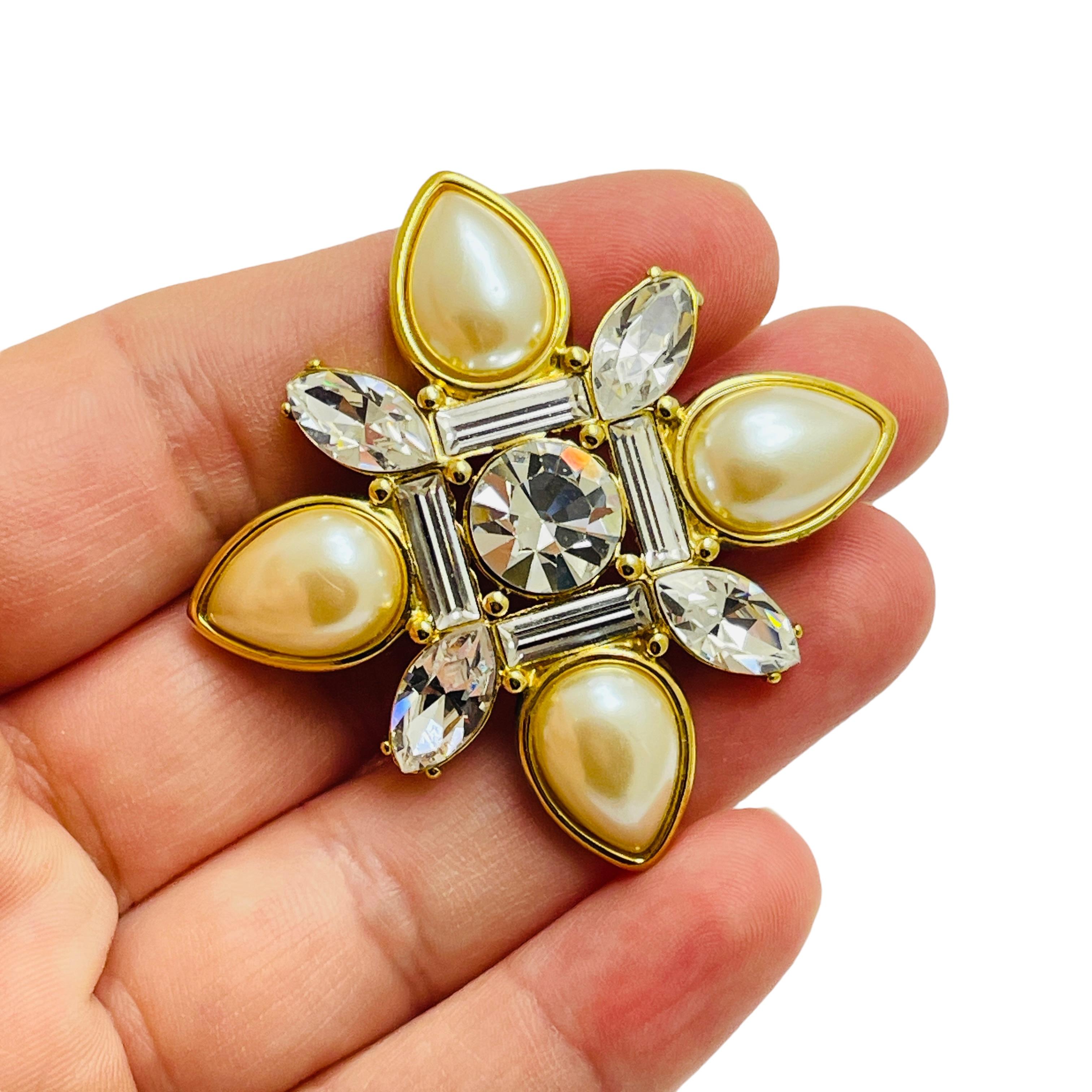 De las mujeres Vintage MONET firmado cruz de malta tono de oro perla de vidrio broche de diseño en venta