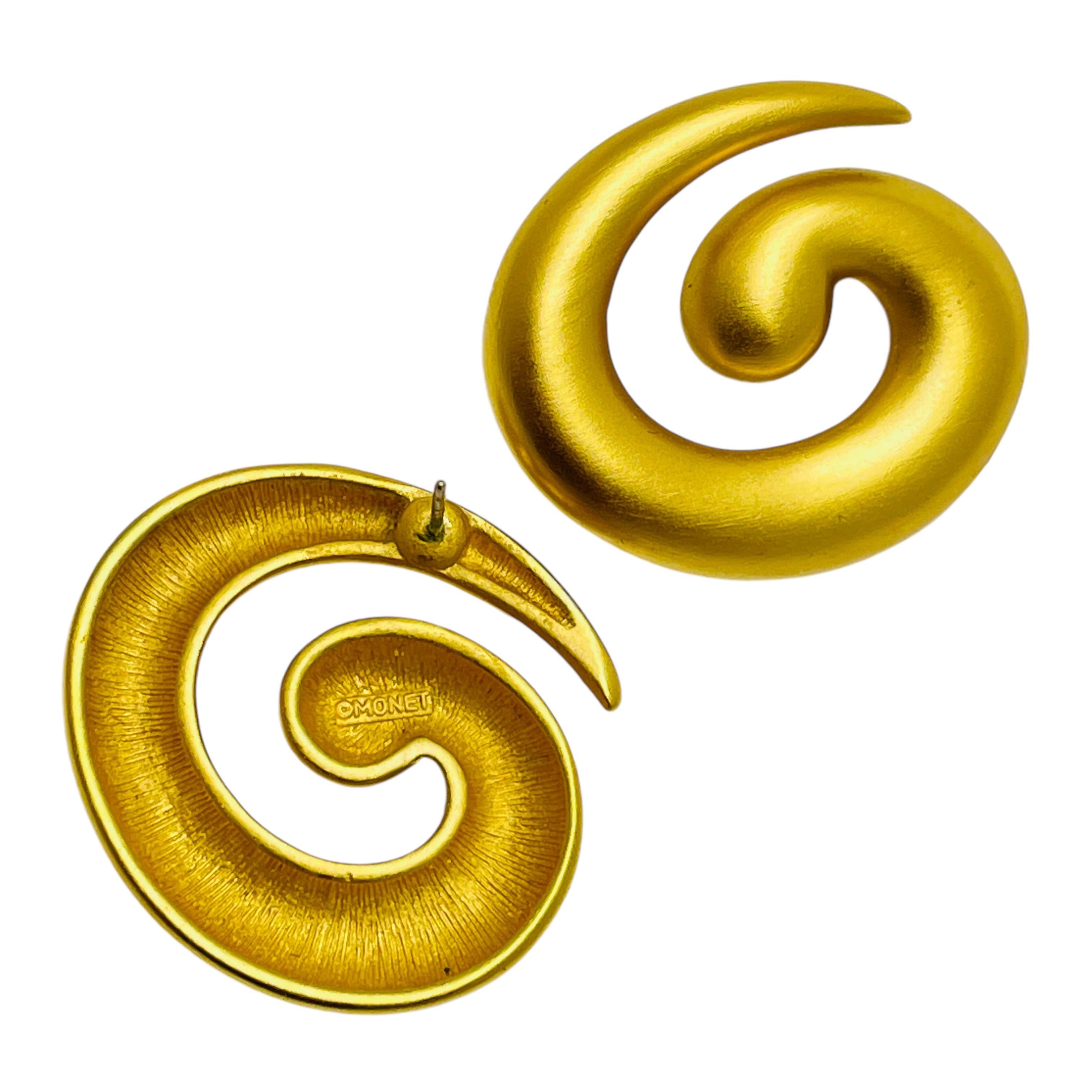 Vintage MONET signed matte gold tone swirl modern designer earrings In Good Condition For Sale In Palos Hills, IL