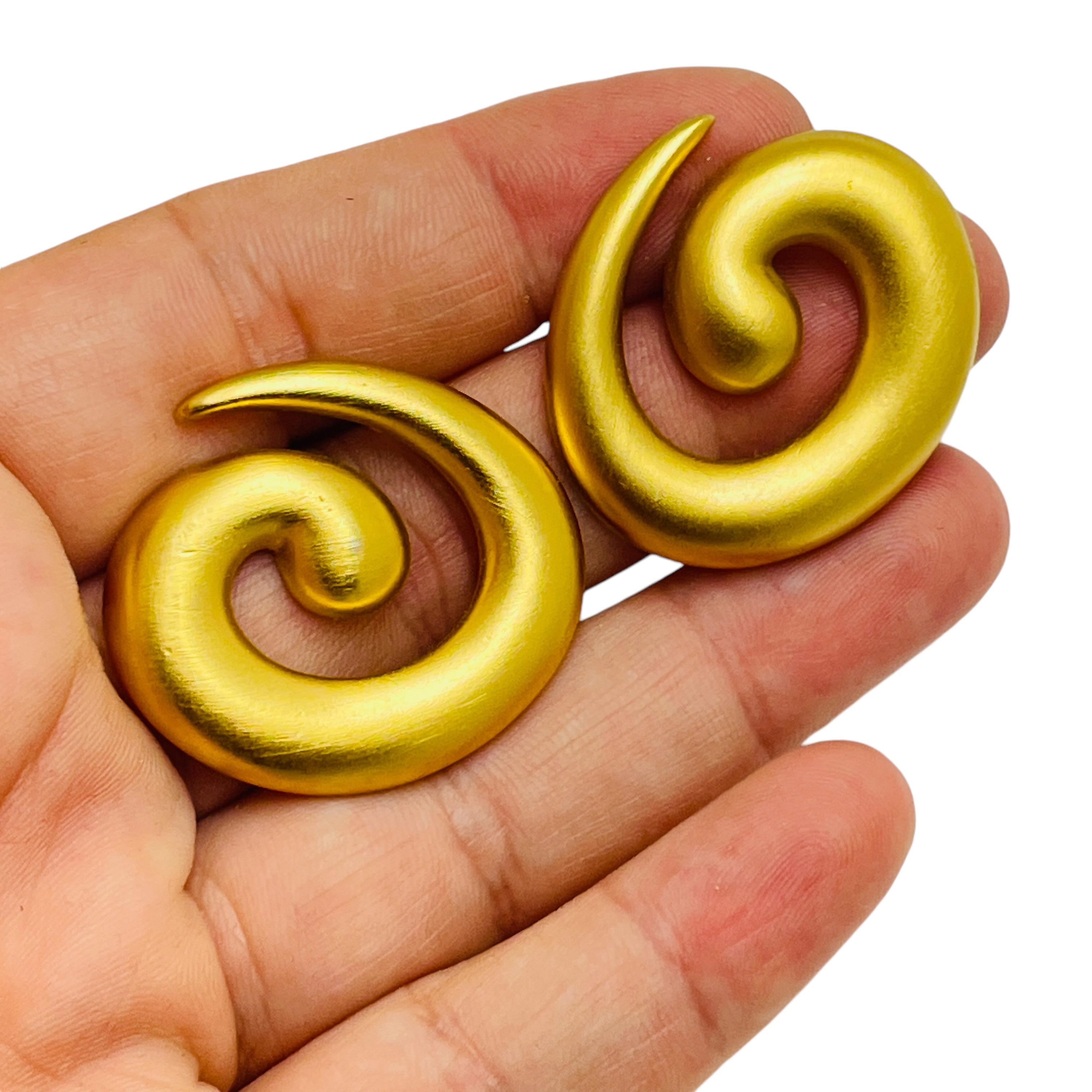 Women's Vintage MONET signed matte gold tone swirl modern designer earrings For Sale