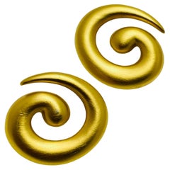 Boucles d'oreilles vintage MONET signées en ton or mat et tourbillonnant The Modern Moderns Designs