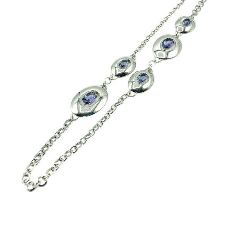 Un'elegantissima collana vintage di ametista Monet. Realizzato in metallo rodiato ad alta lucentezza, con grandi pietre sfaccettate in vetro ametista incastonate ad artiglio. In ottime condizioni vintage, firmato, 93 cm. Un braccialetto di Monet