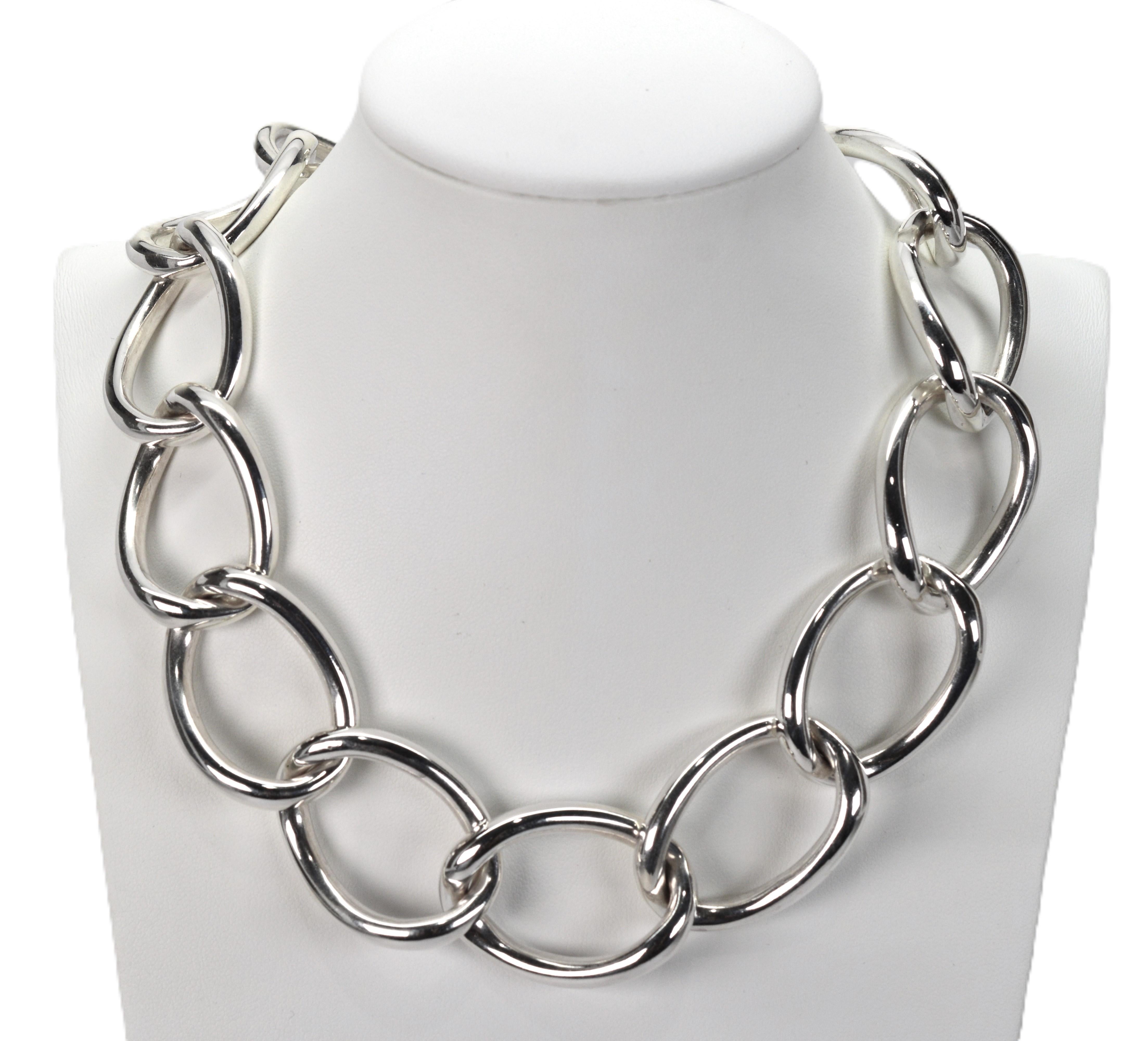 Il meglio dell'audace annata senza scuse. Grandi maglie ovali da 1-1/2 pollici x 1-1/4 pollici in argento sterling 925 lucidato a specchio si intrecciano per creare questa collana di Monet da 16 pollici. Si presenta in modo attraente più in alto sul