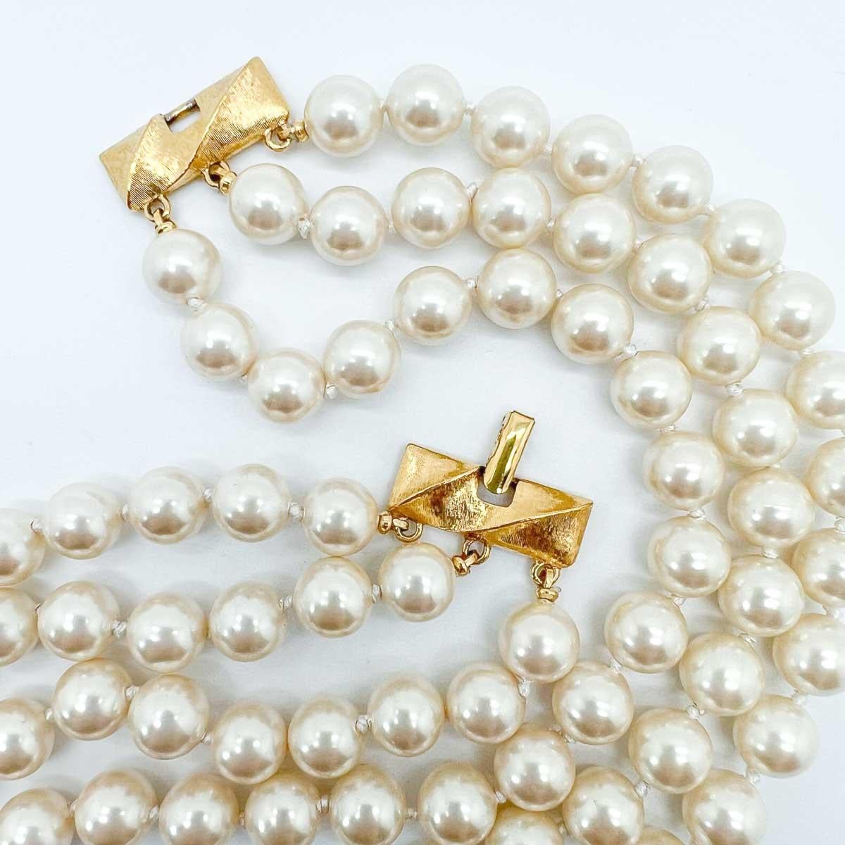 A vintage Monet Pearl Necklace. The ultimate classic for your jewel box and perfect for that eternal style touch.
Originally creators of lavish gold plated monograms for women’s purses and handbags in the early 20th Century, Monet went on to become