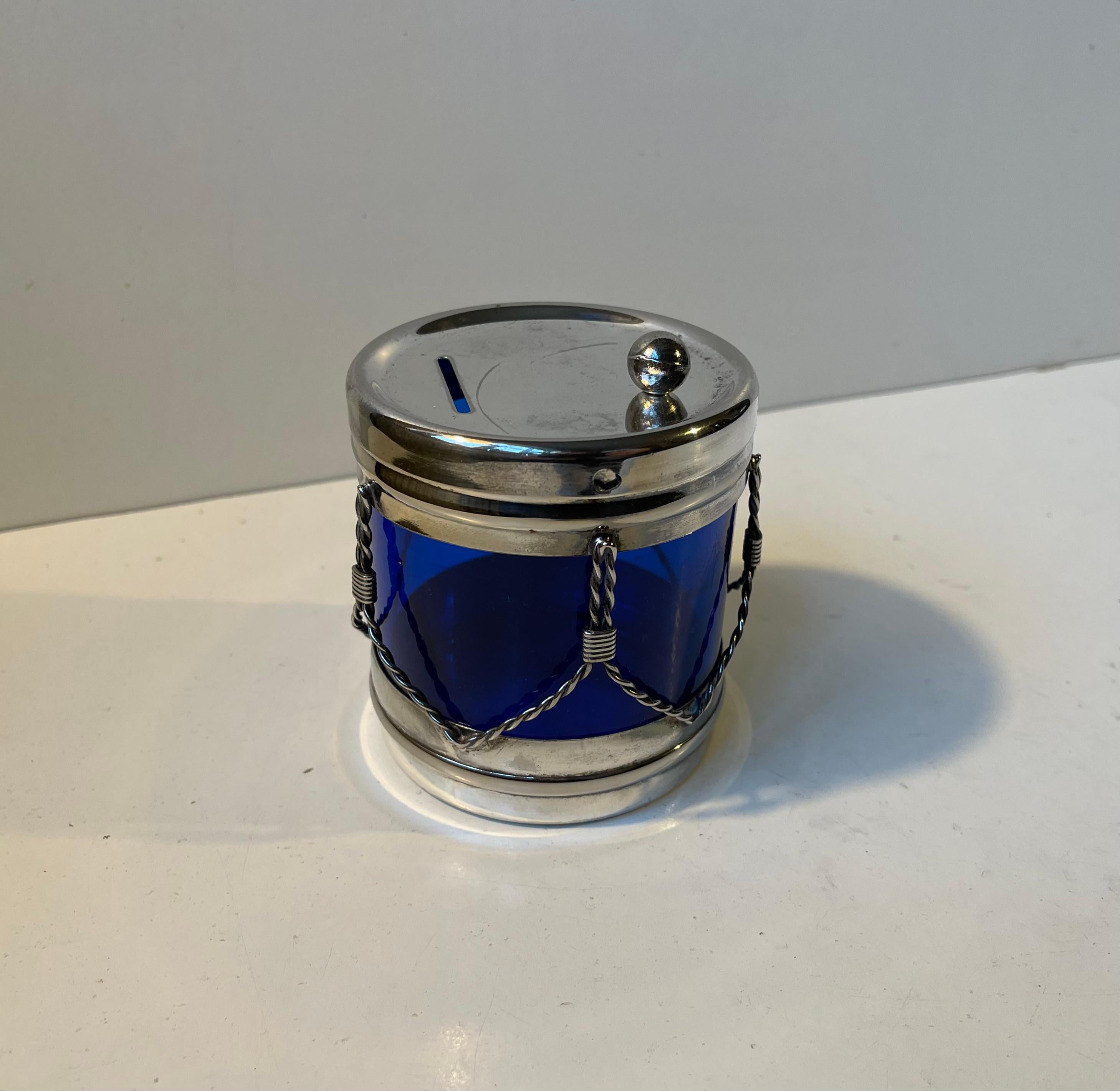 Hong Kong Fusto salvadanaio d'epoca in vetro blu e placca d'argento, anni '70 in vendita