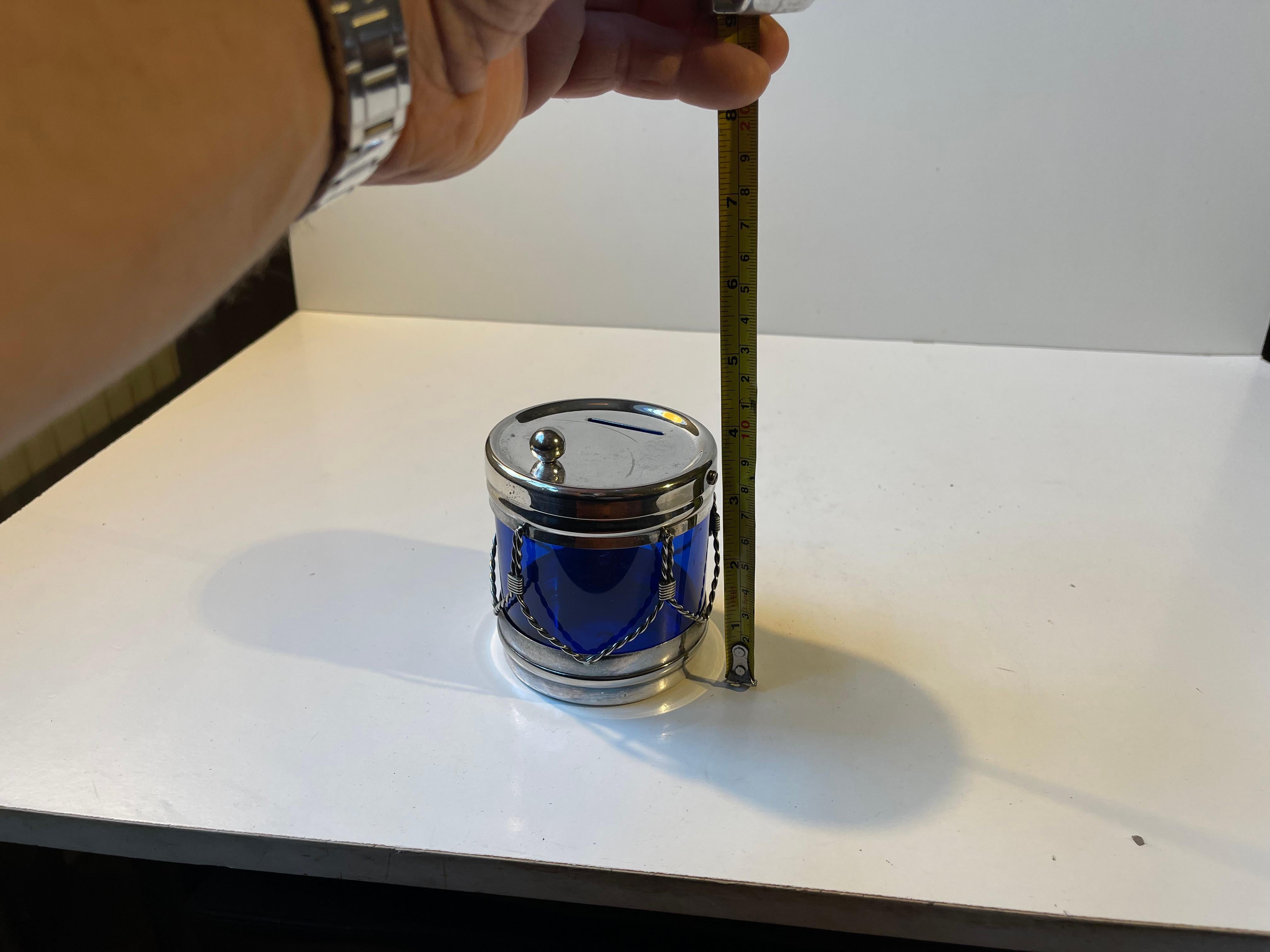 Placcato argento Fusto salvadanaio d'epoca in vetro blu e placca d'argento, anni '70 in vendita