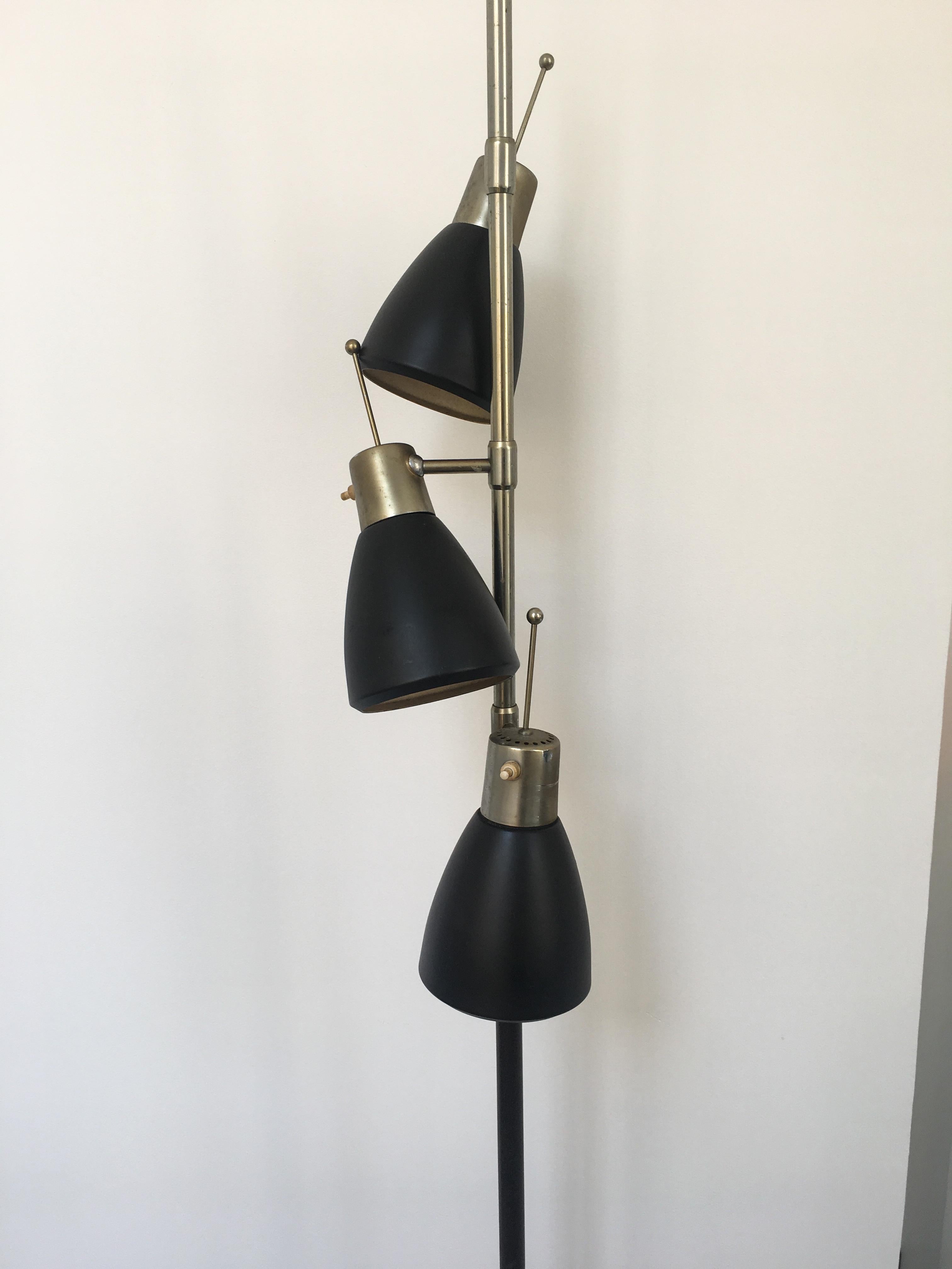 Rare Monix floor lamp 3 adjustable and orientable spots on a metal barrel nickeled and lacquered black, foot circular base. Each spot has its own switch to be adjusted and can be used as a reading lamp.



   