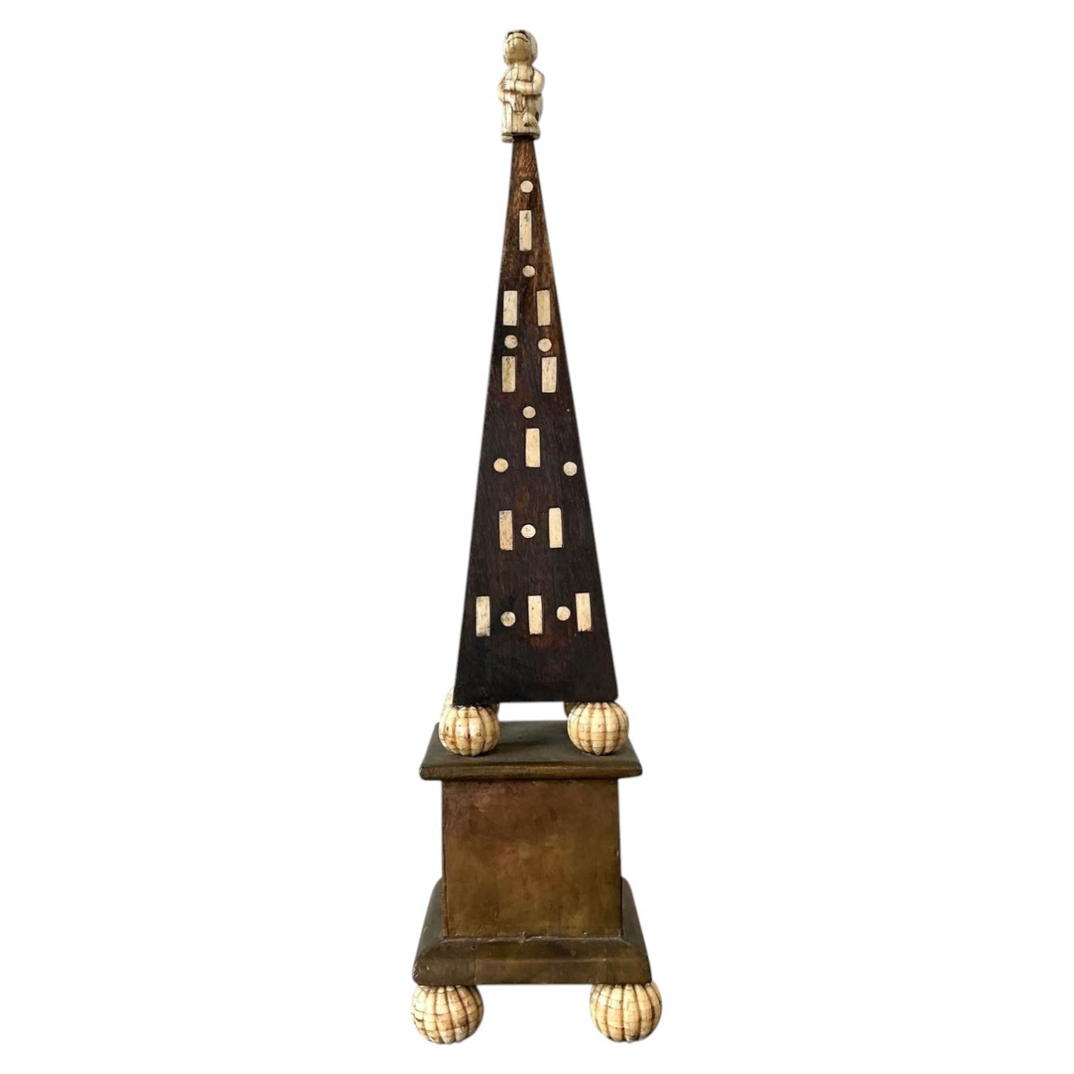 Obélisque vintage avec incrustation de singe