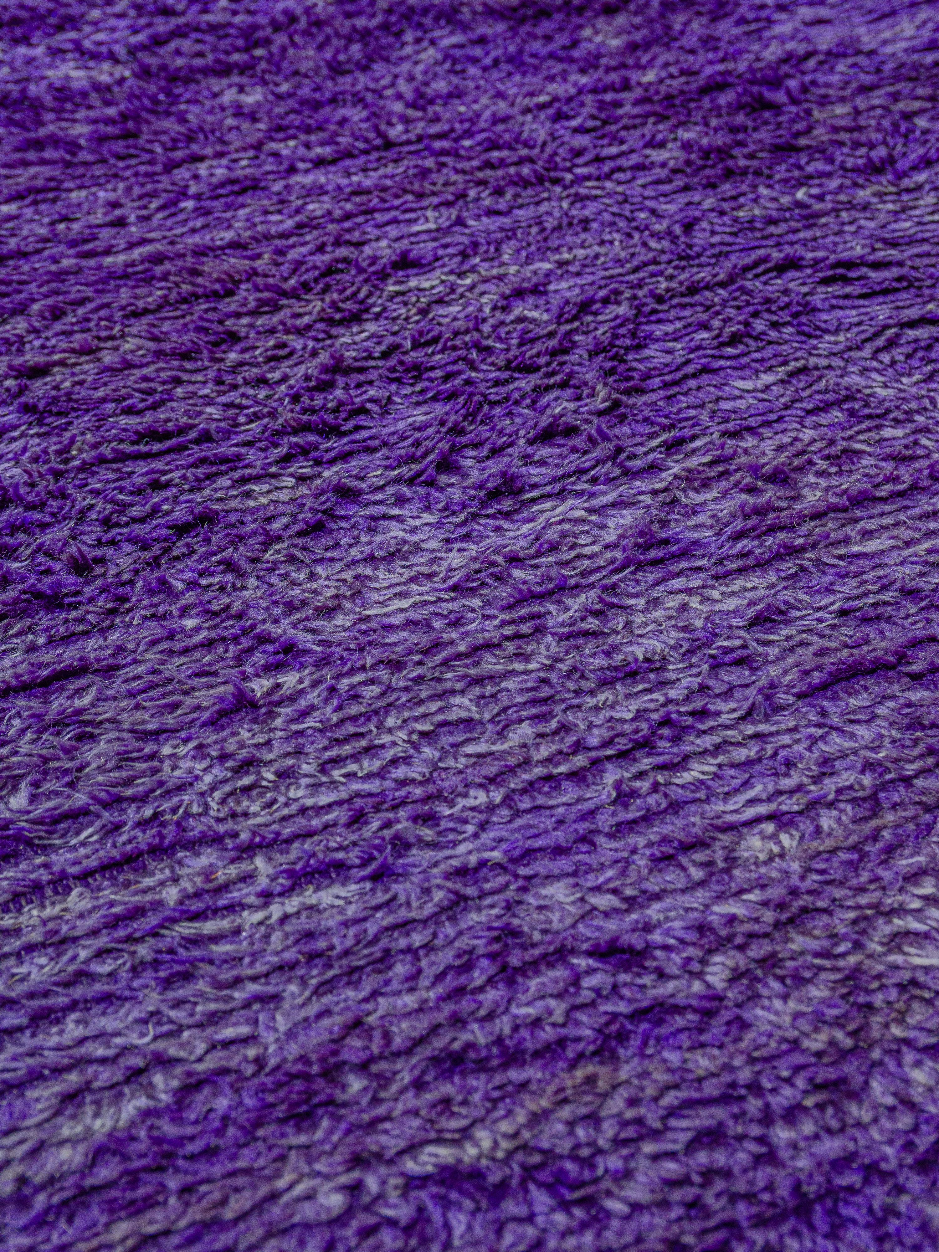 Tribal Tapis marocain vintage monotone violet Beni M'Guild Curated By Breuckelen Berber en vente