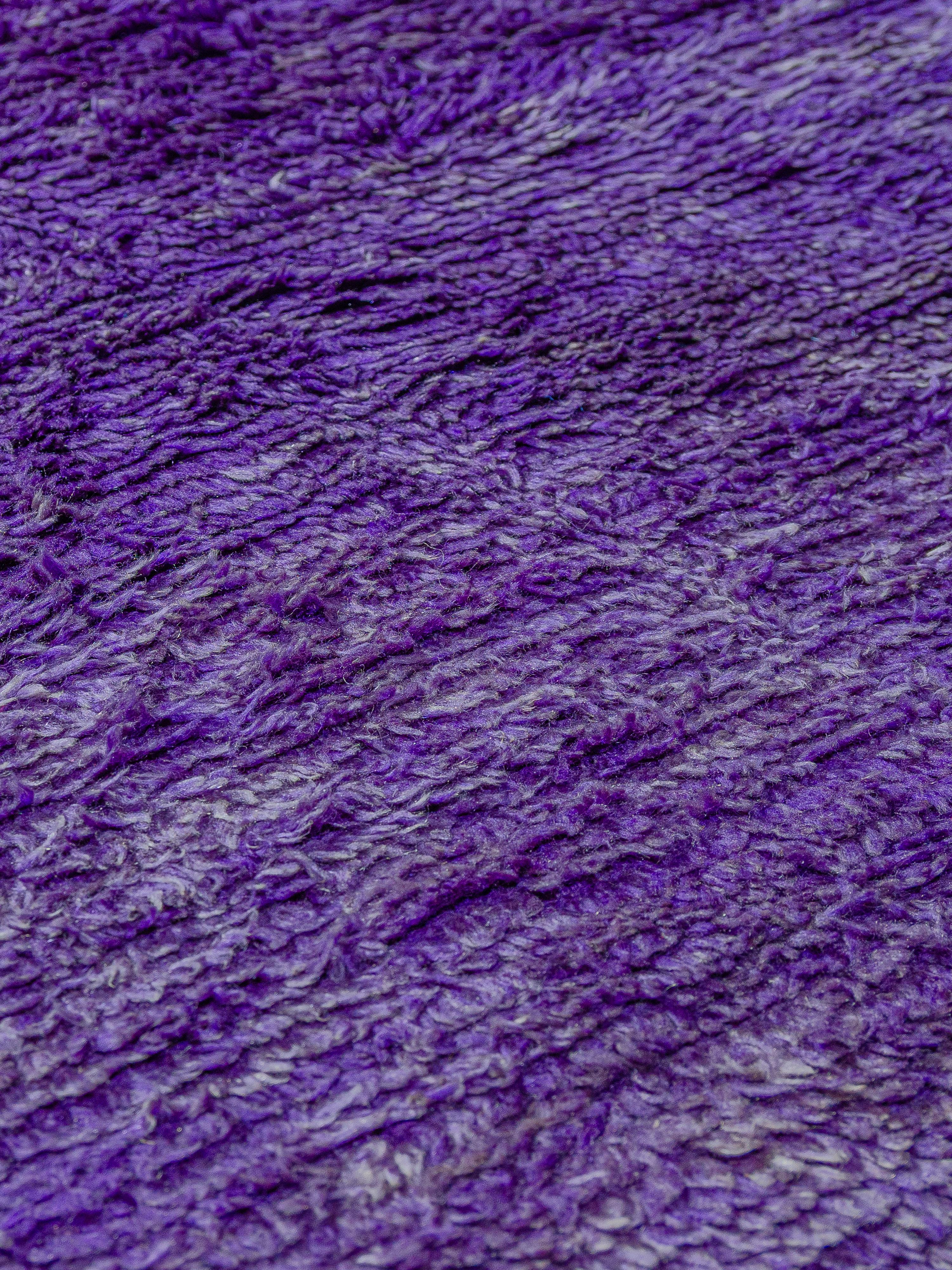 Marocain Tapis marocain vintage monotone violet Beni M'Guild Curated By Breuckelen Berber en vente