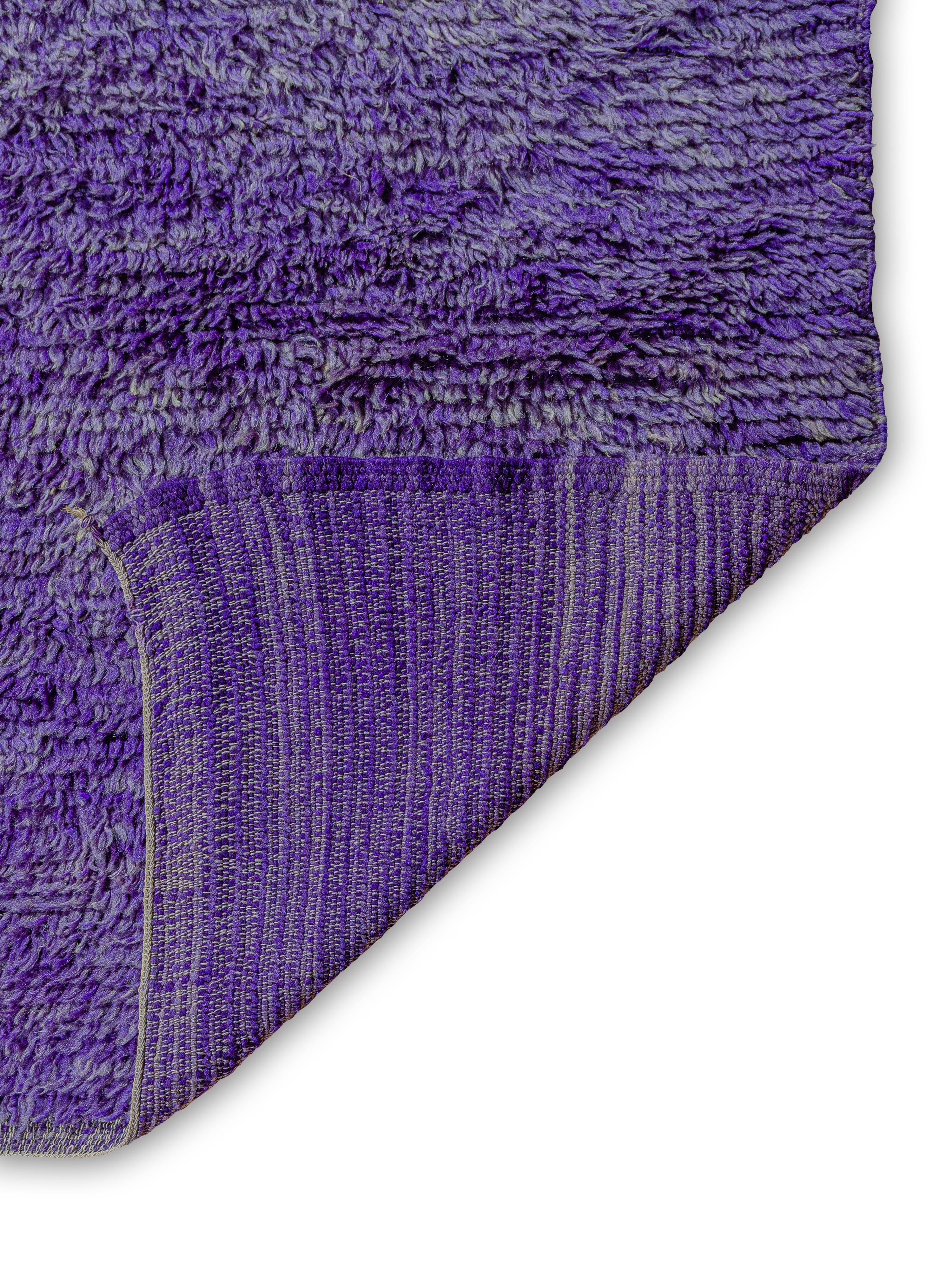 Tissé à la main Tapis marocain vintage monotone violet Beni M'Guild Curated By Breuckelen Berber en vente