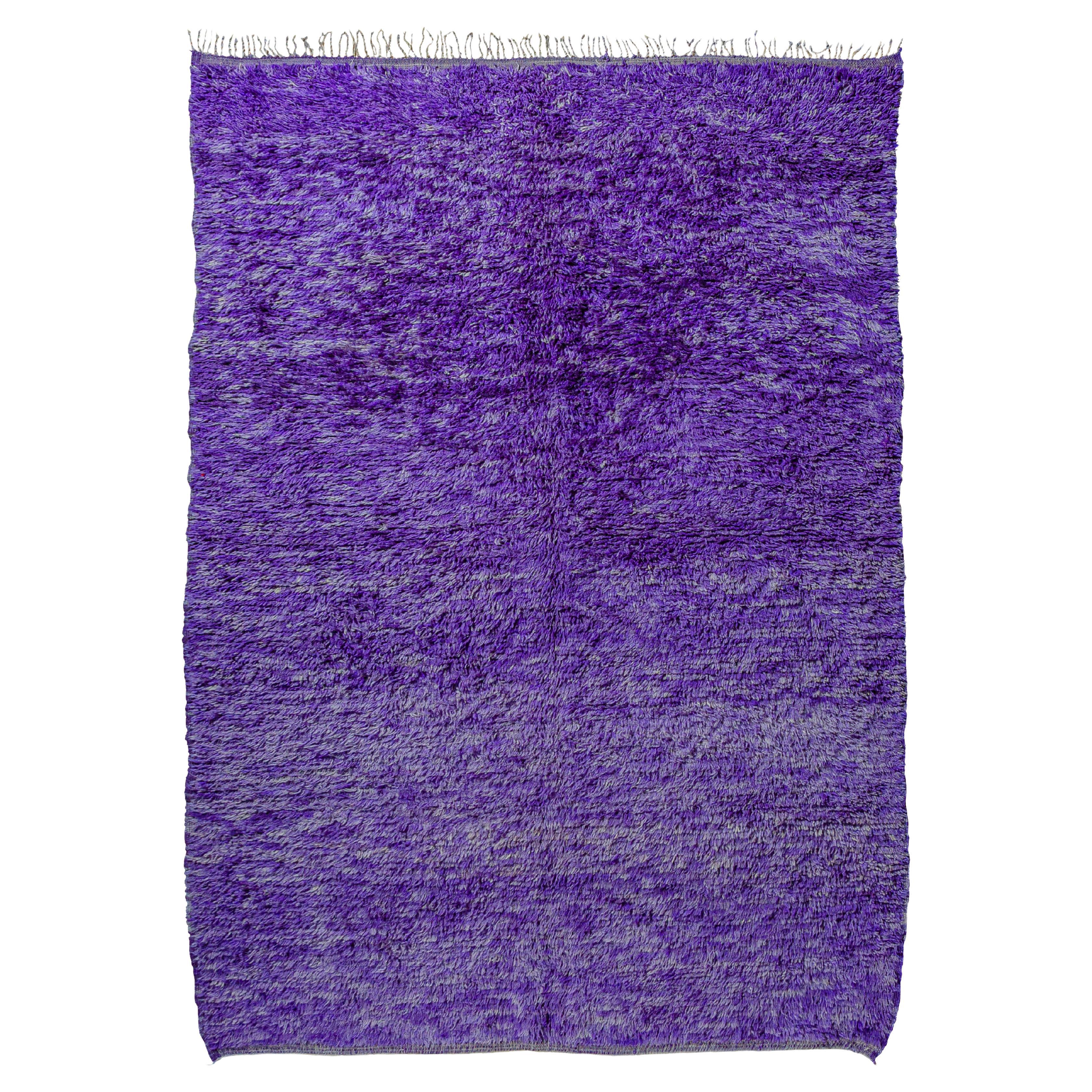 Tapis marocain vintage monotone violet Beni M'Guild Curated By Breuckelen Berber en vente