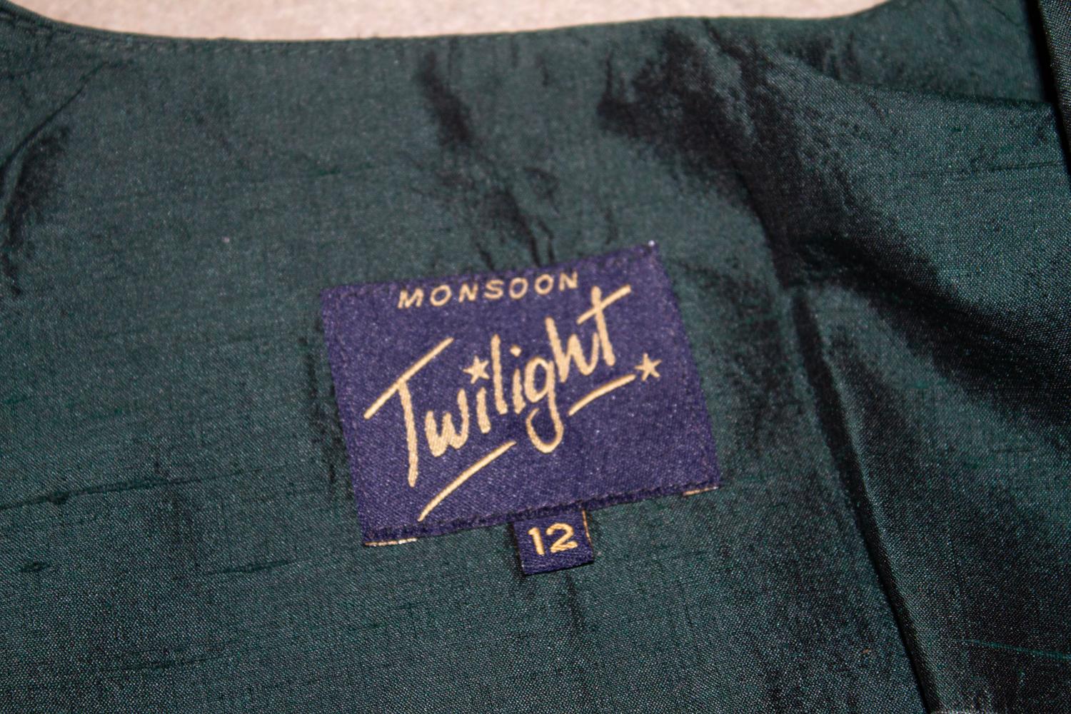 Una elegante chaqueta vintage de seda de Monsoon, con una gran combinación de colores y una interesante estructura tejida.  Tiene escote en pico,  seda  botones forrados. y está totalmente forrada. Colores y confección maravillosos.
Medidas a seguir