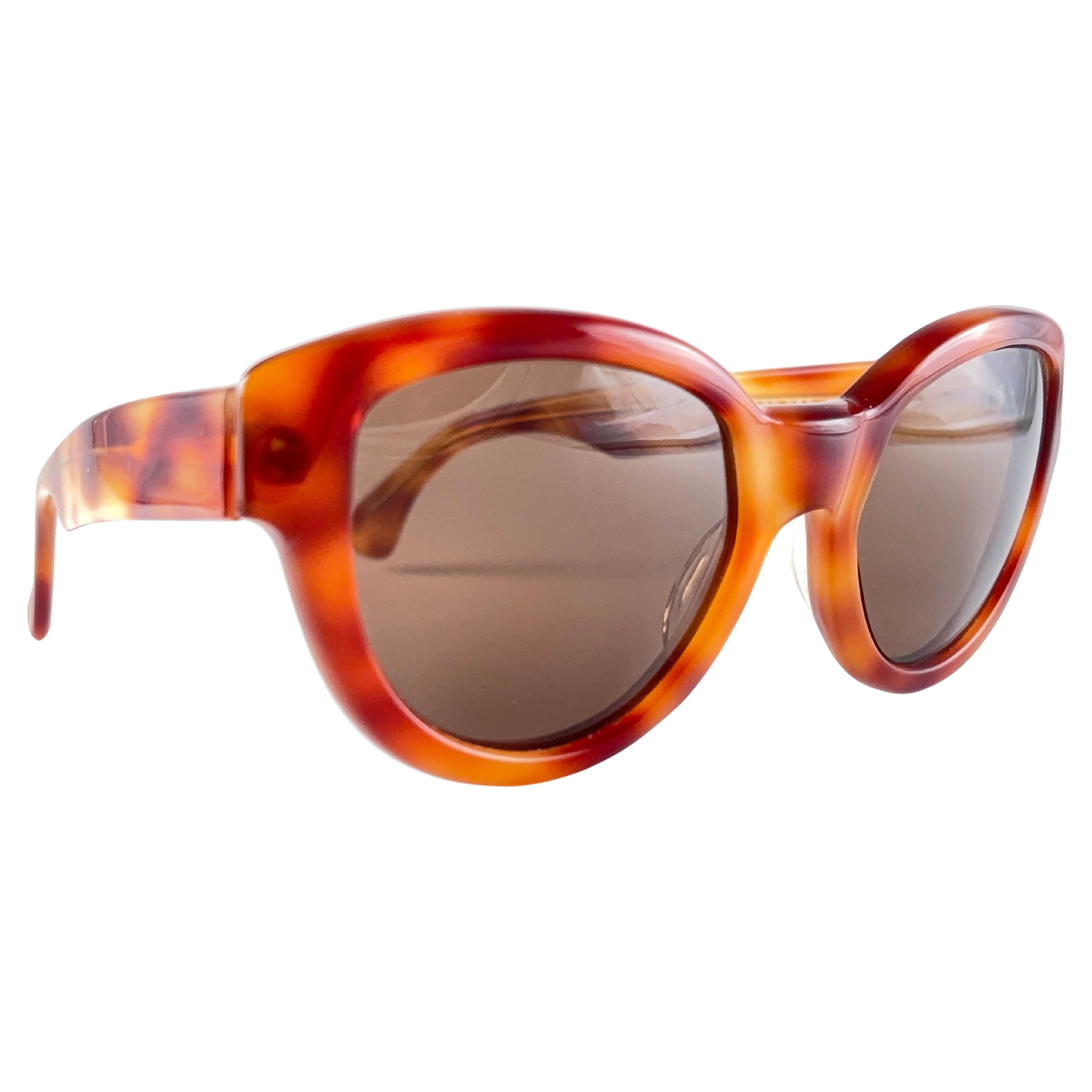 Vintage Montana Wide Cat Eye Frame Sporting Solid Brown Lenses.

Please Consider That This Item Is Nearly 40 Years Old So It Could Show Minor Sign Of Wear Due To Storage.  


Made In France.



Front                                         15