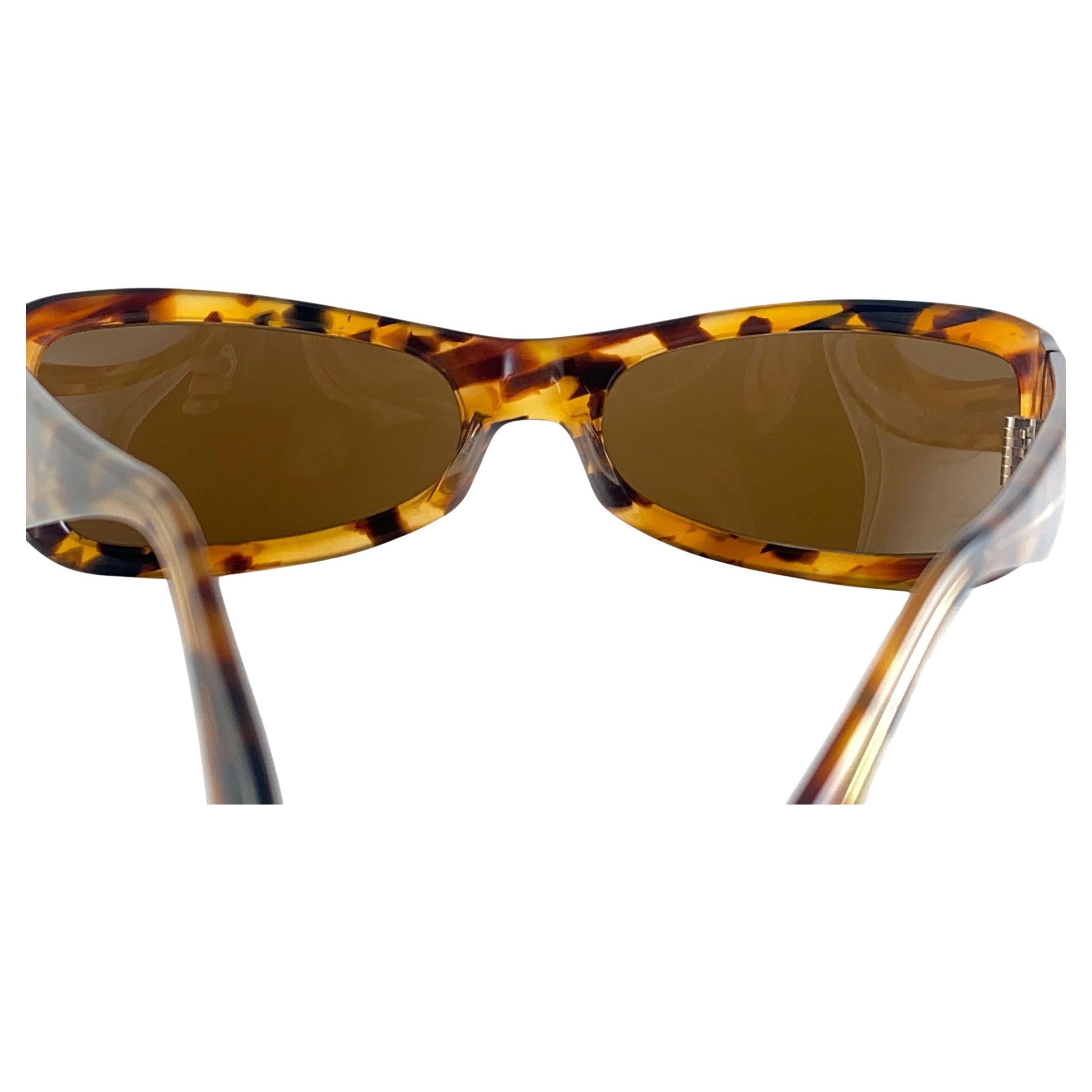 Vintage Montana Light Tortoise Frame Sporting brown Lenses.

Please Consider That This Item Is Nearly 40 Years Old So It Could Show Minor Sign Of Wear Due To Storage.  



Made In France.



Front                                     14.5 Cms

Lens