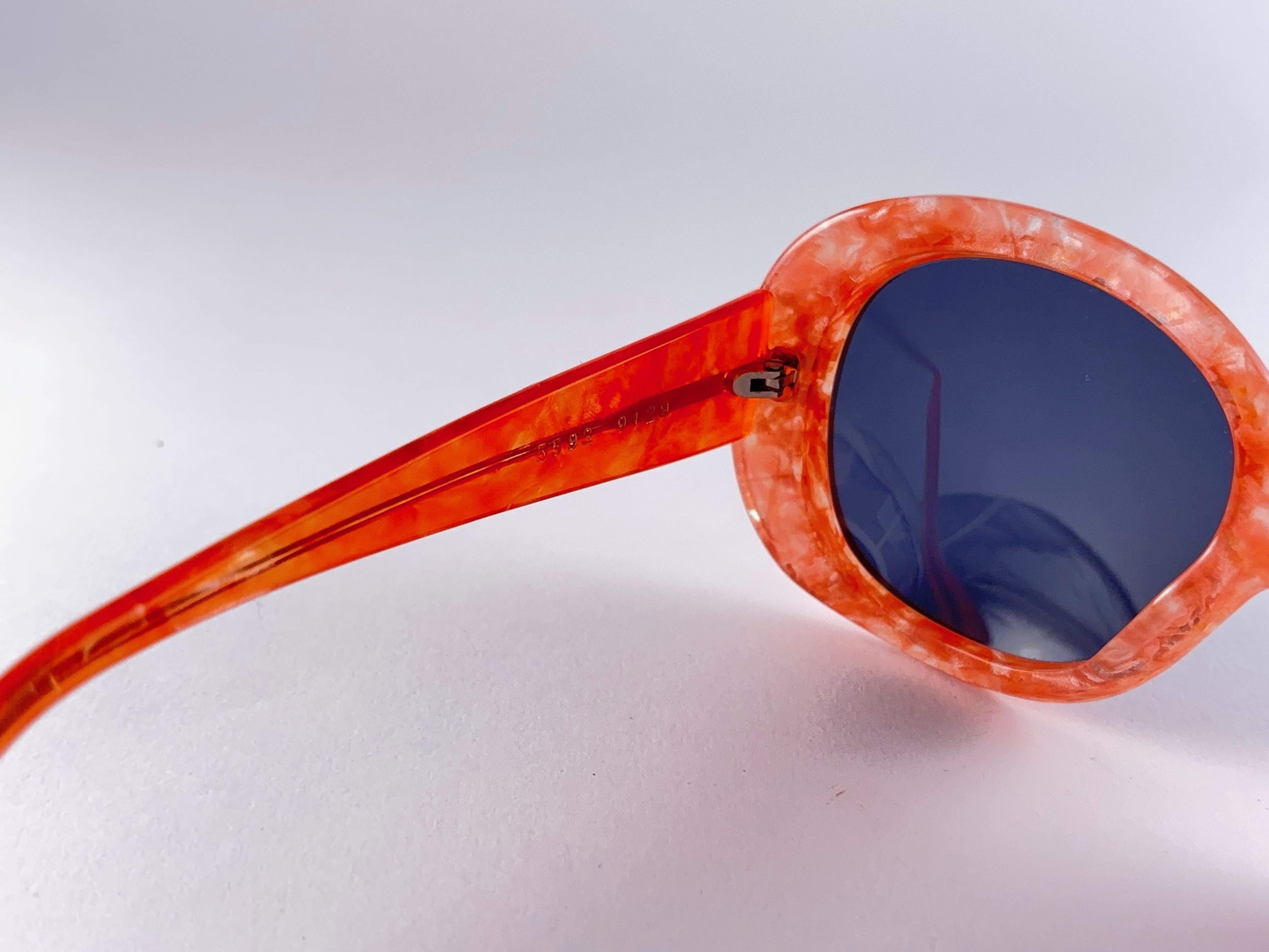 Vintage Montana Bright Tangerine Frame Sporting Grey Lenses.

Please Consider That This Item Is Nearly 40 Years Old So It Could Show Minor Sign Of Wear Due To Storage.  


Made In France.



Front                                         14 Cms
Lens