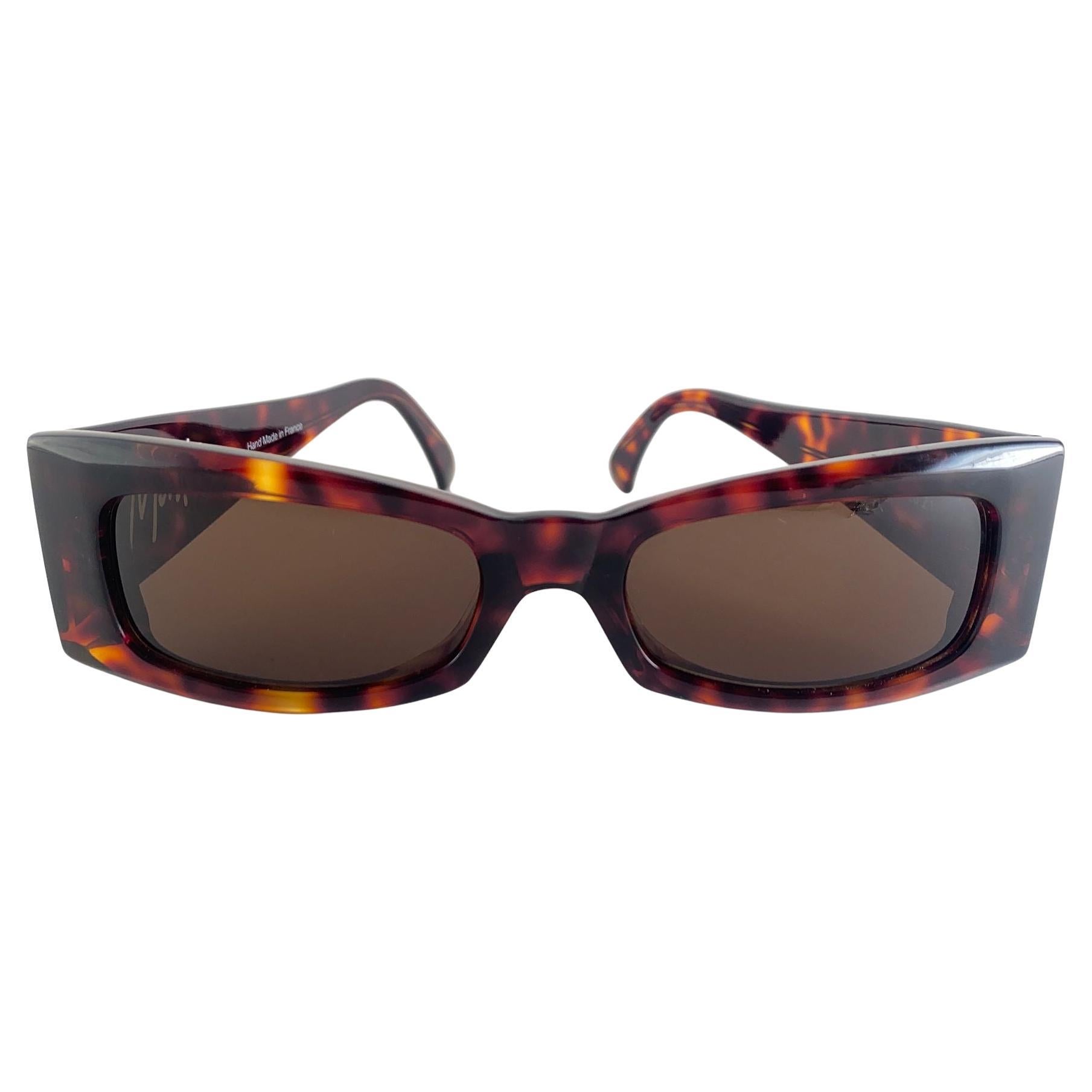 Vintage Montana Tortoise Frame Sporting Grey Lenses.

Please Consider That This Item Is Nearly 40 Years Old So It Could Show Minor Sign Of Wear Due To Storage.  



Made In France.



Front                                     14.5 Cms

Lens Height  