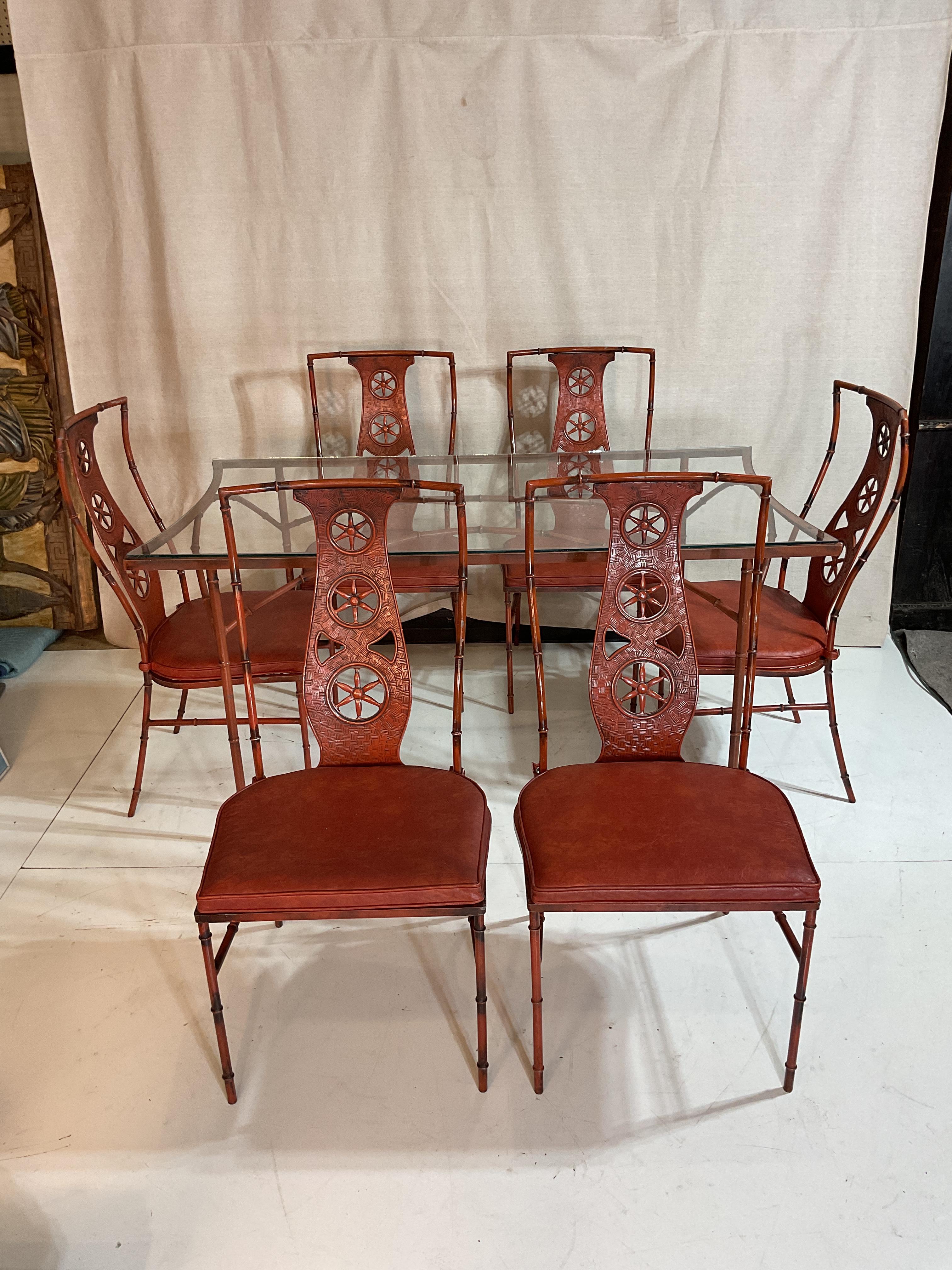 Cet ensemble de salle à manger Montego by John Salterini en fer forgé est une pièce rare. Il est en bon état avec les coussins d'origine. C'est un équilibre parfait entre beauté et utilité, idéal pour créer une salle à manger accueillante et