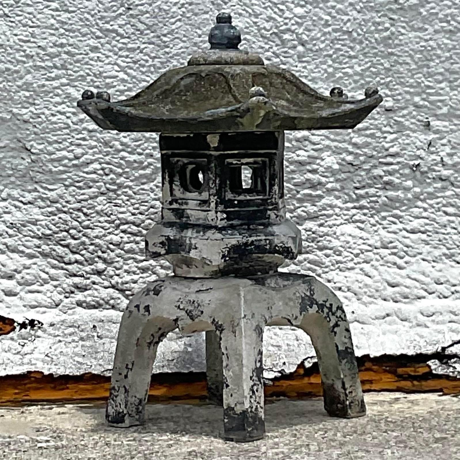 Américain Monumentale pagode asiatique en béton coulé empilée vintage en vente