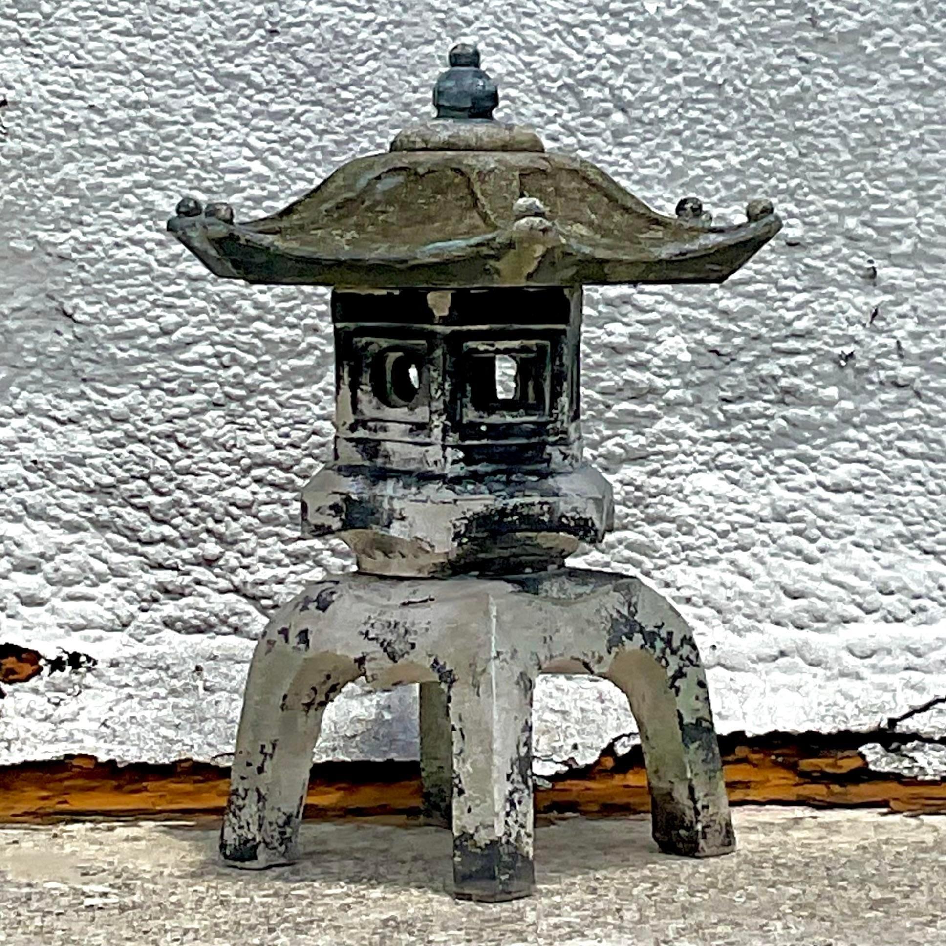 20ième siècle Monumentale pagode asiatique en béton coulé empilée vintage en vente